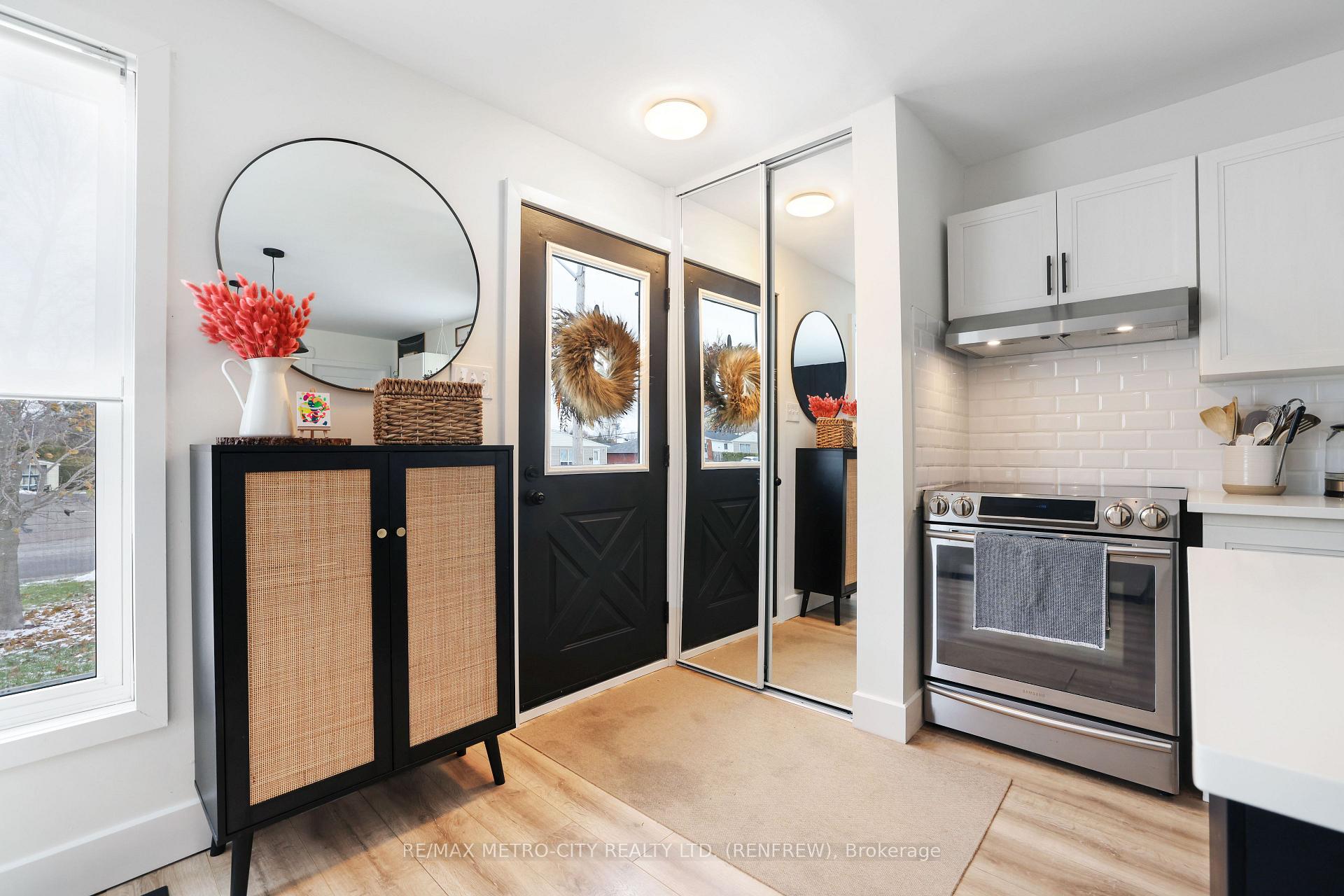 Photo 3 of 233 Airth Boulevard W, Renfrew — HOMEH