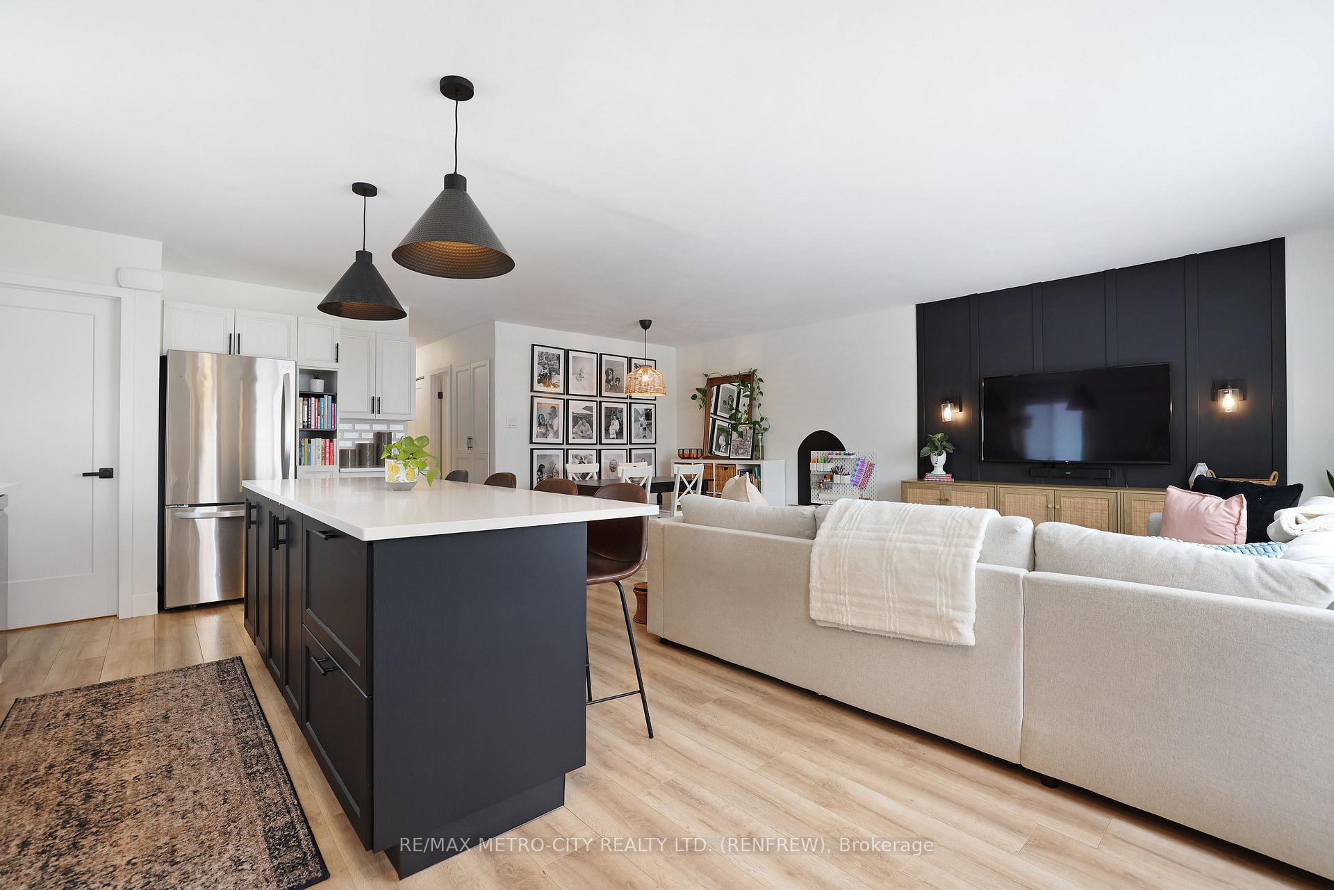 Photo 4 of 233 Airth Boulevard W, Renfrew — HOMEH