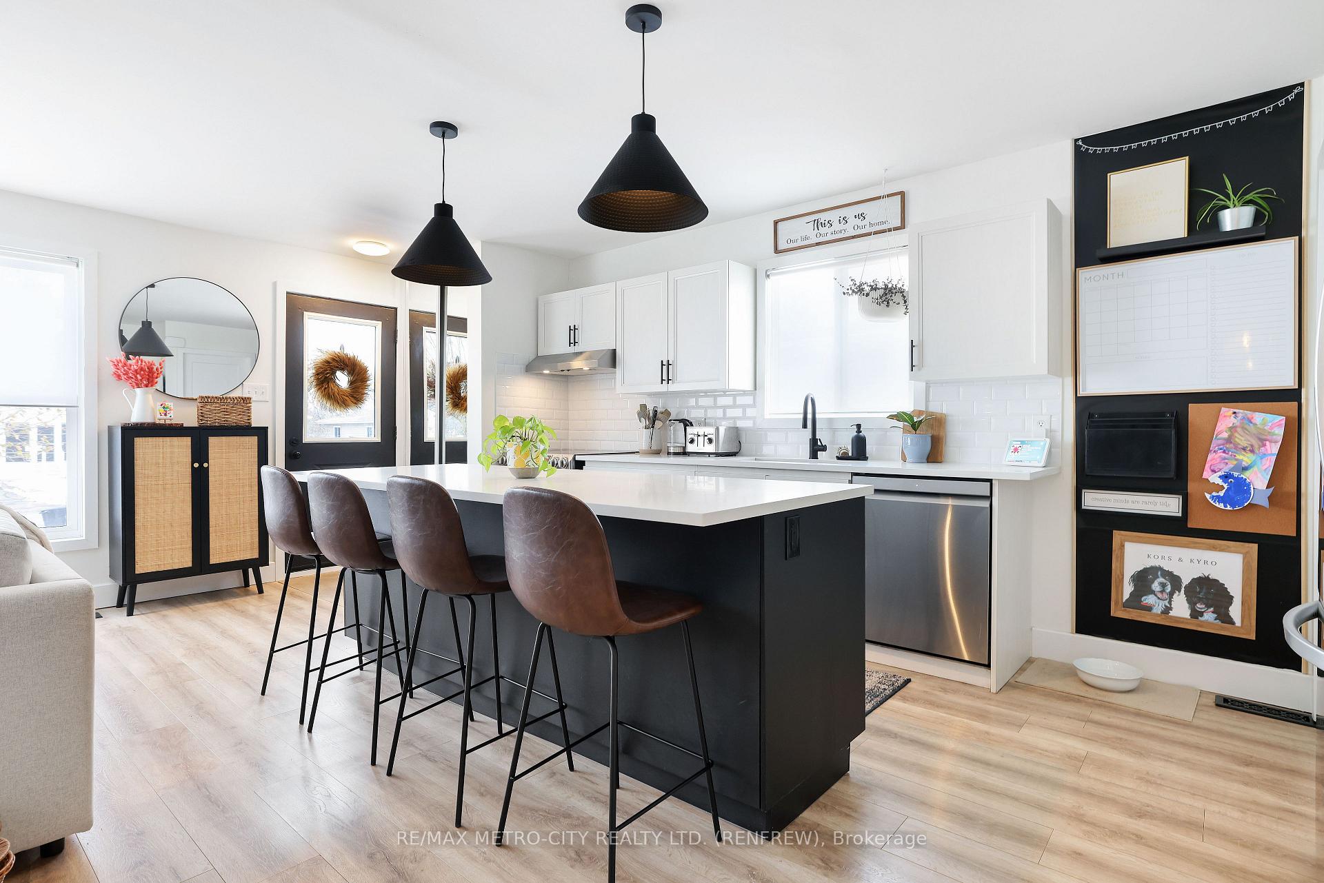 Photo 5 of 233 Airth Boulevard W, Renfrew — HOMEH