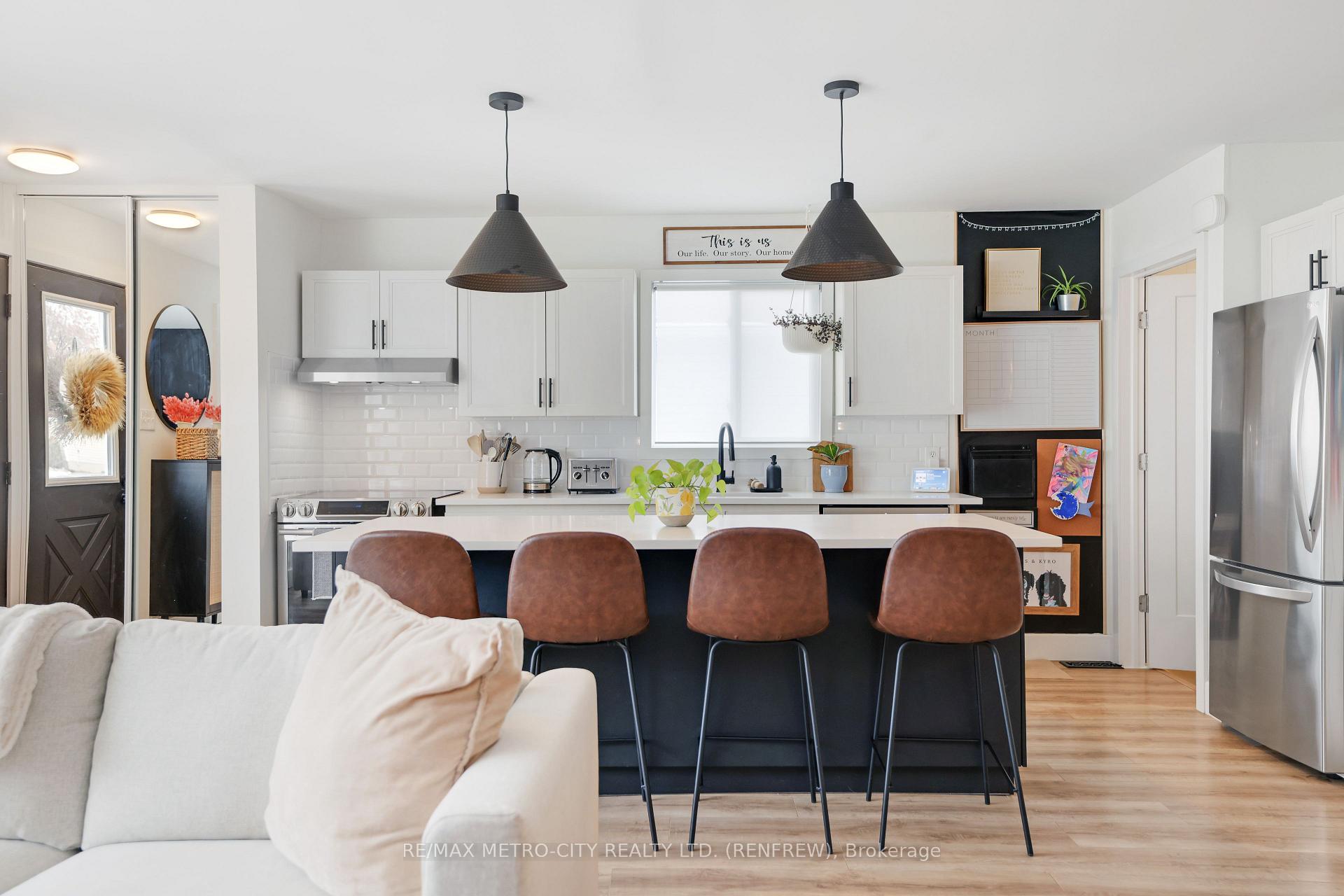 Photo 6 of 233 Airth Boulevard W, Renfrew — HOMEH