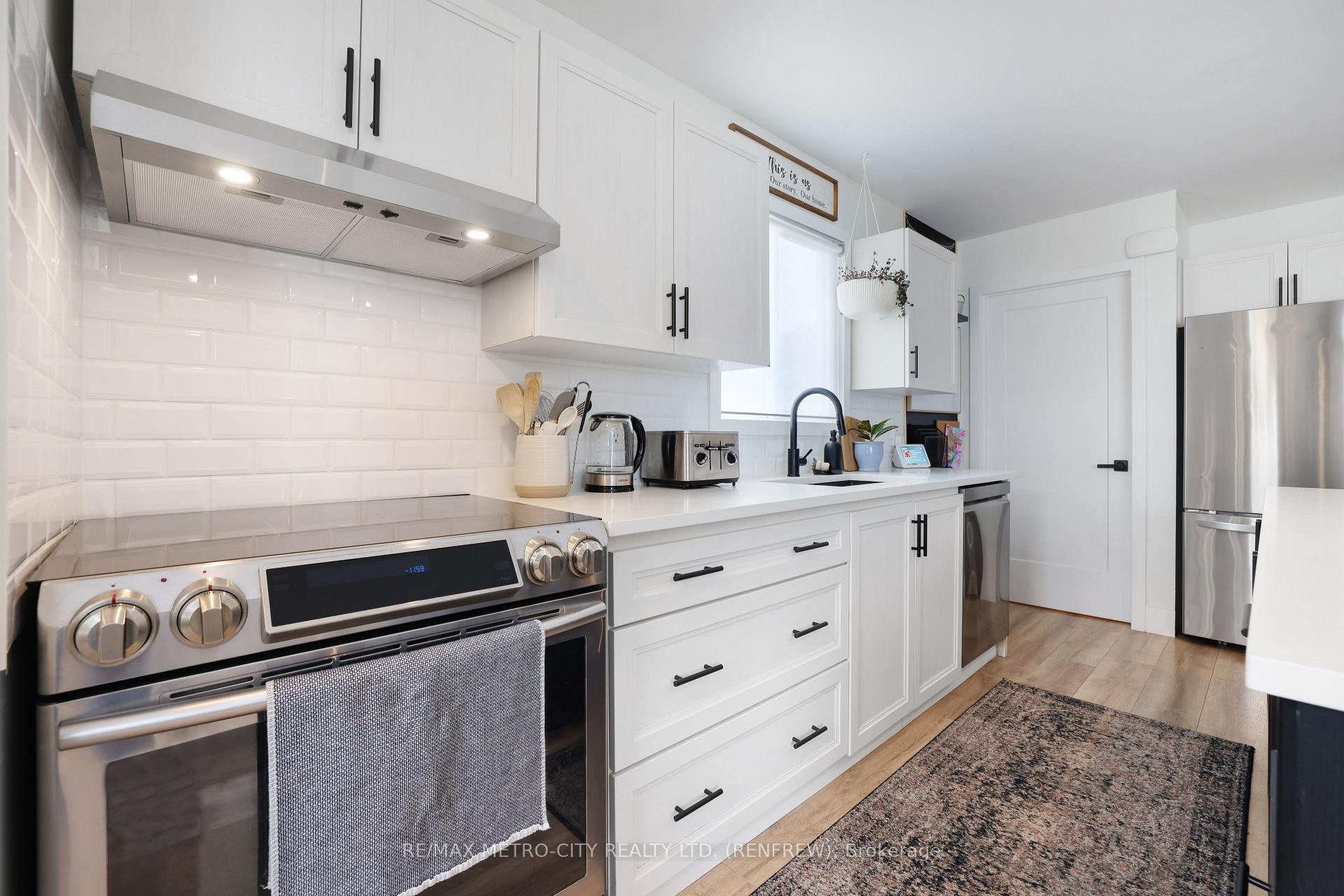 Photo 7 of 233 Airth Boulevard W, Renfrew — HOMEH