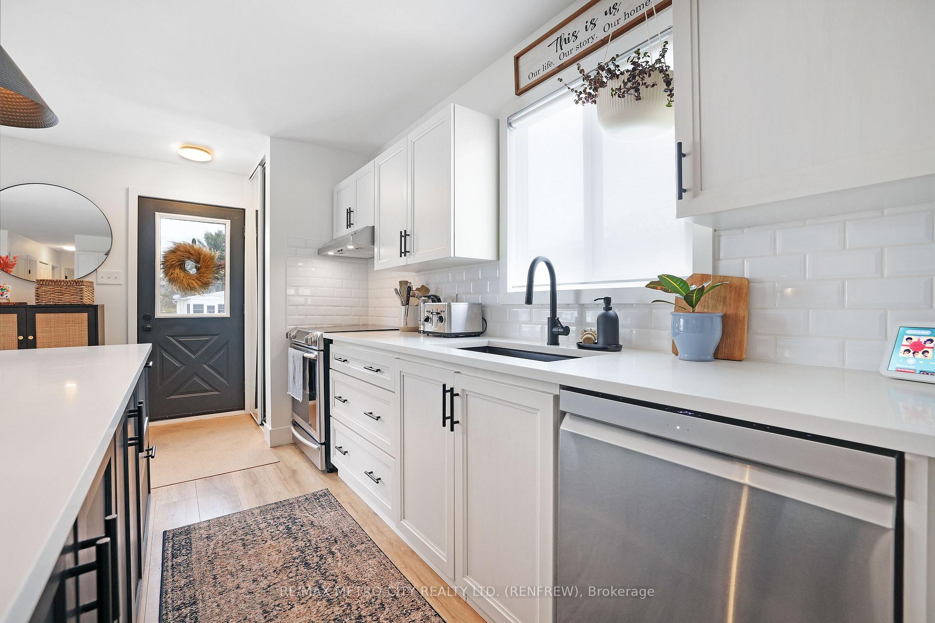 Photo 8 of 233 Airth Boulevard W, Renfrew — HOMEH