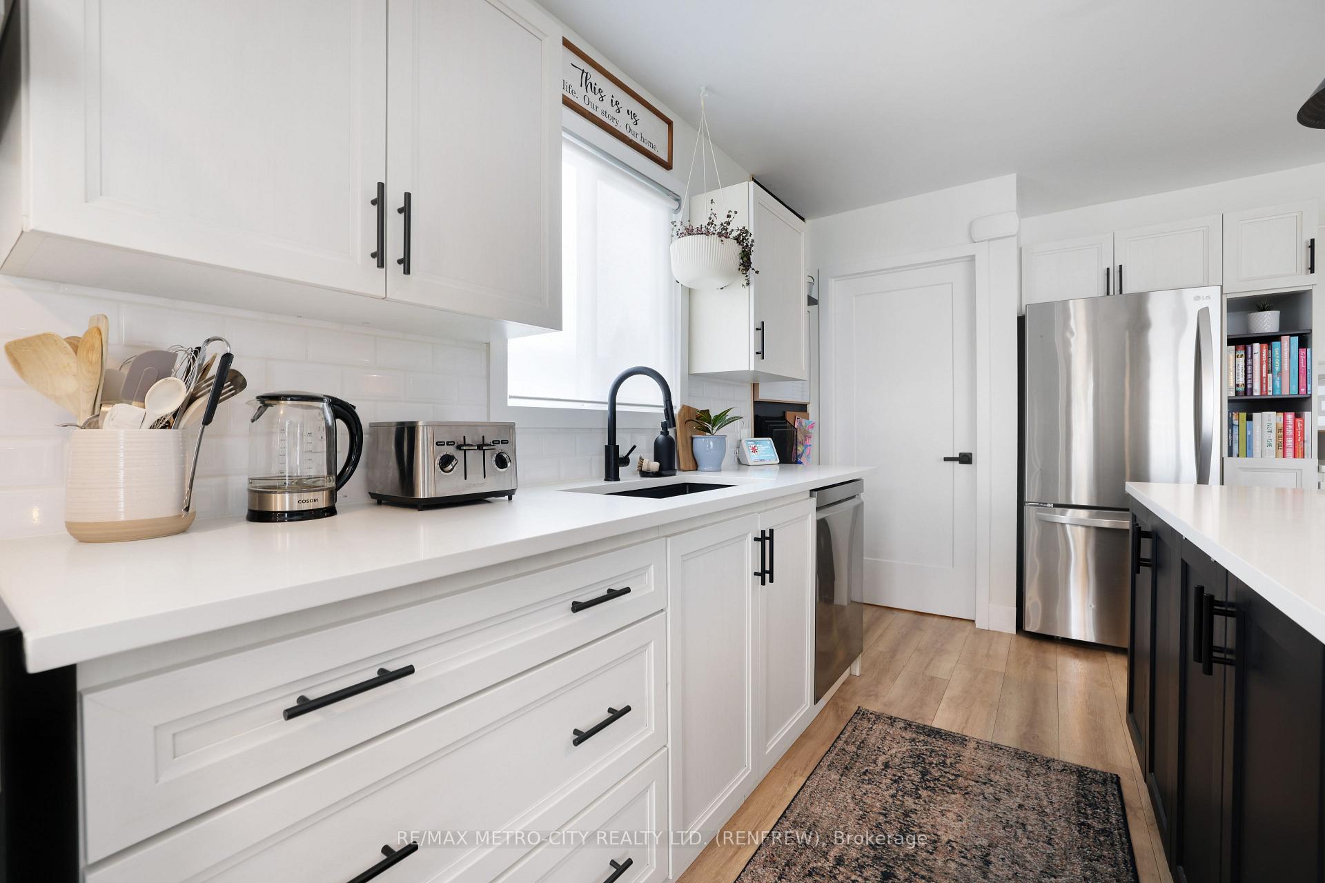 Photo 9 of 233 Airth Boulevard W, Renfrew — HOMEH