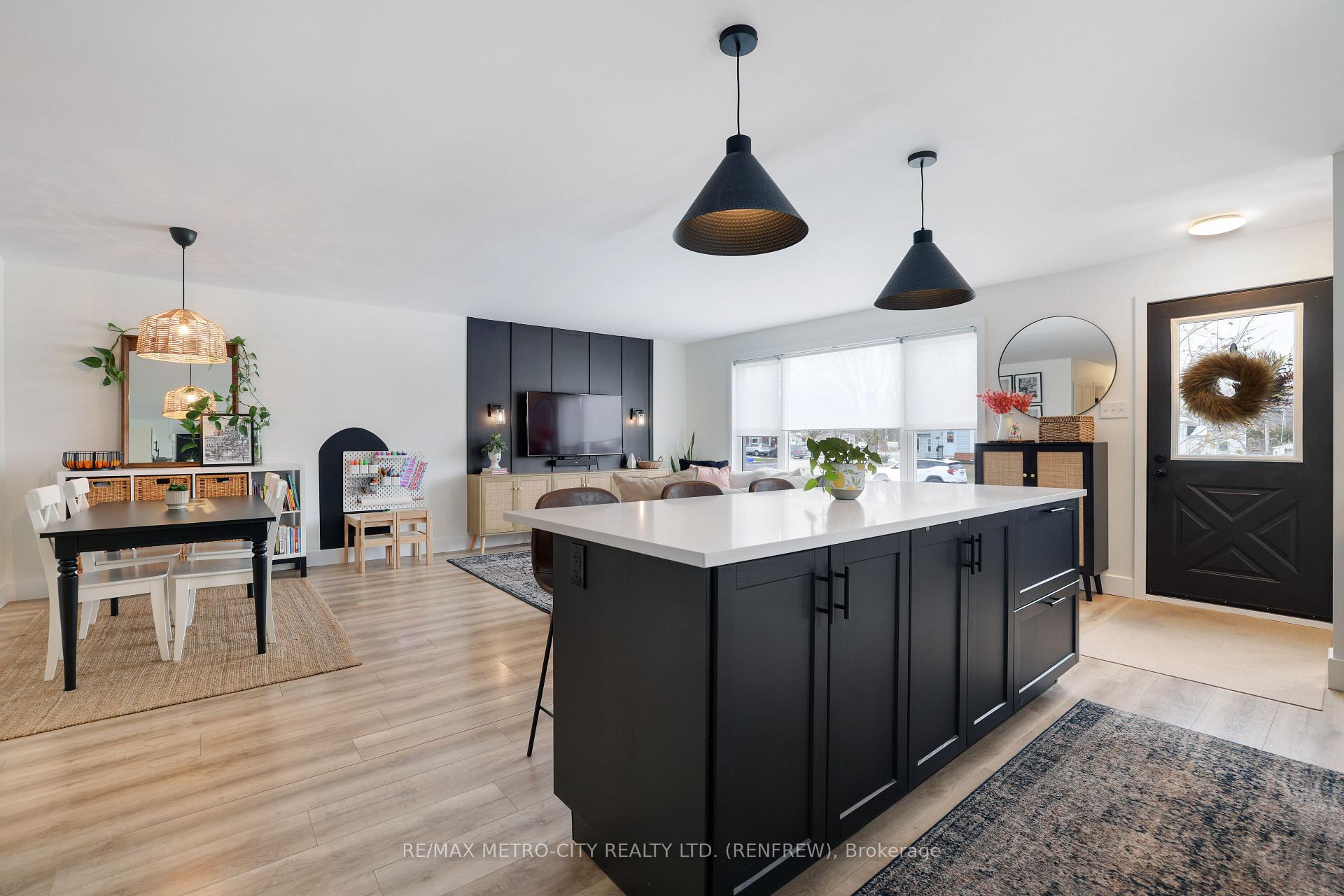 Photo 10 of 233 Airth Boulevard W, Renfrew — HOMEH