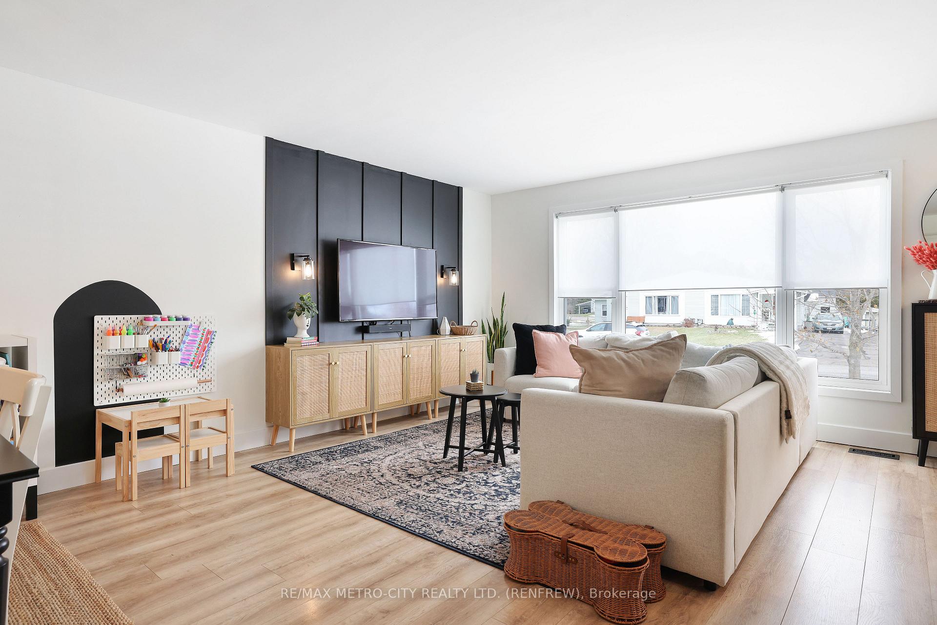 Photo 12 of 233 Airth Boulevard W, Renfrew — HOMEH