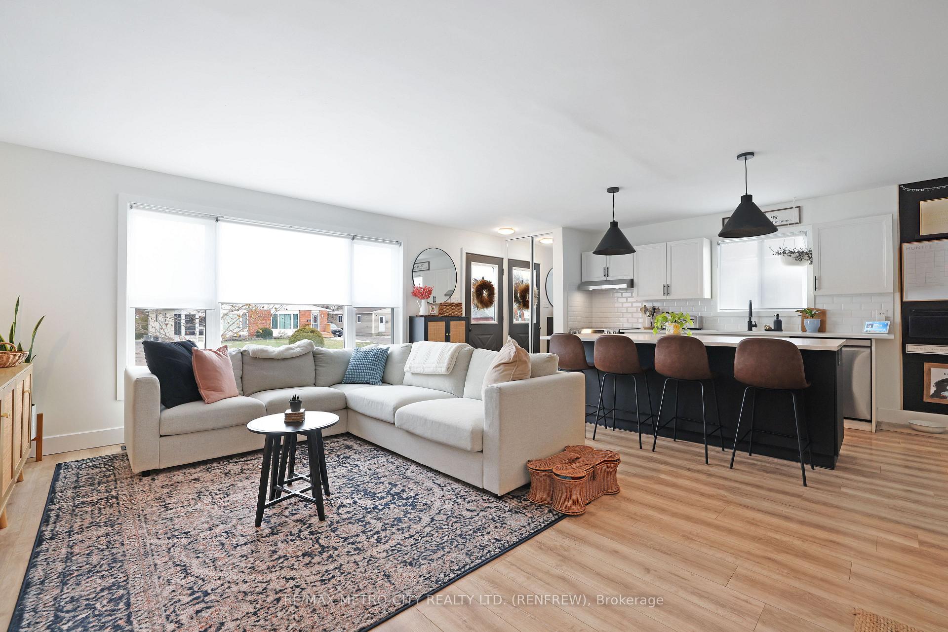 Photo 13 of 233 Airth Boulevard W, Renfrew — HOMEH