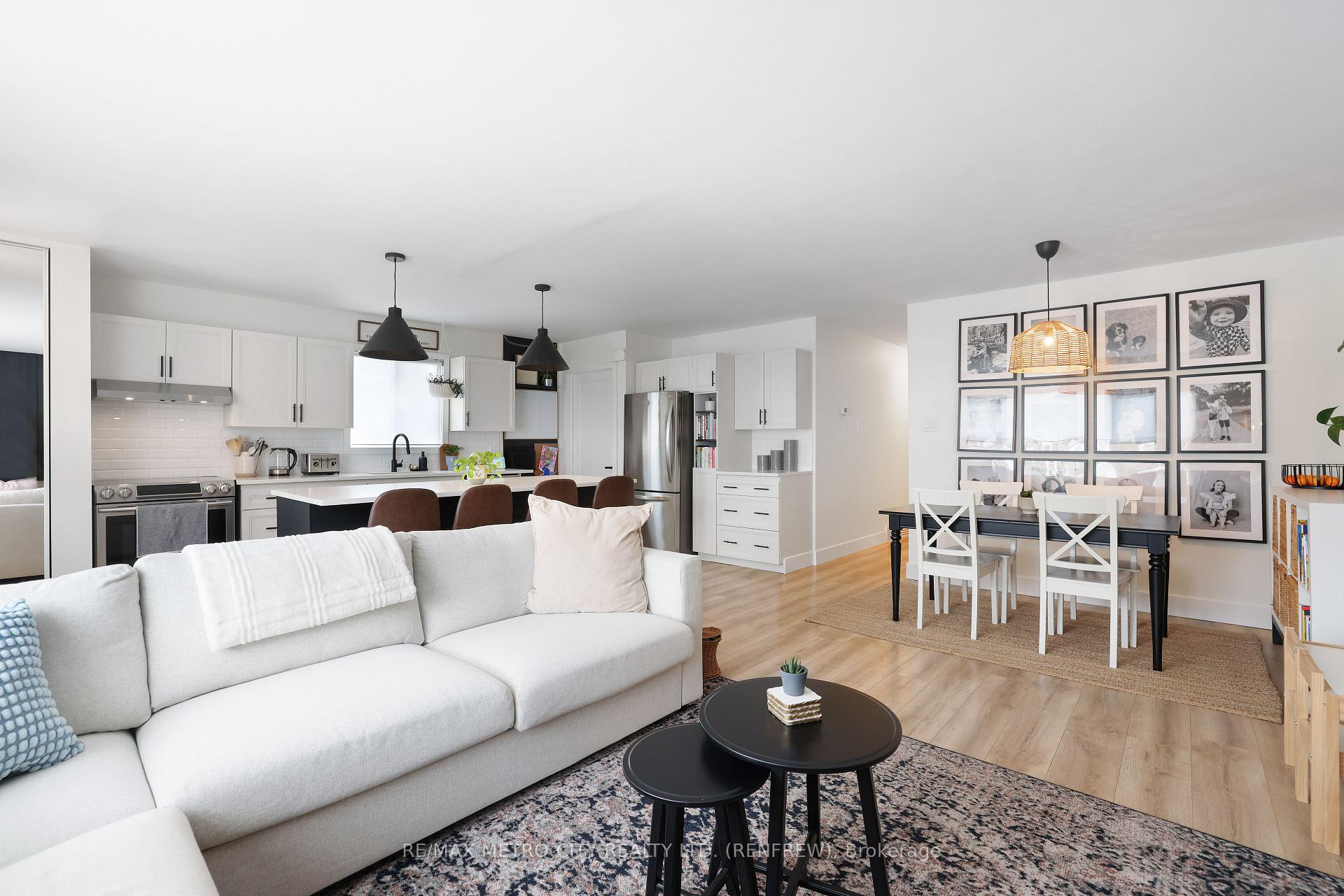 Photo 14 of 233 Airth Boulevard W, Renfrew — HOMEH