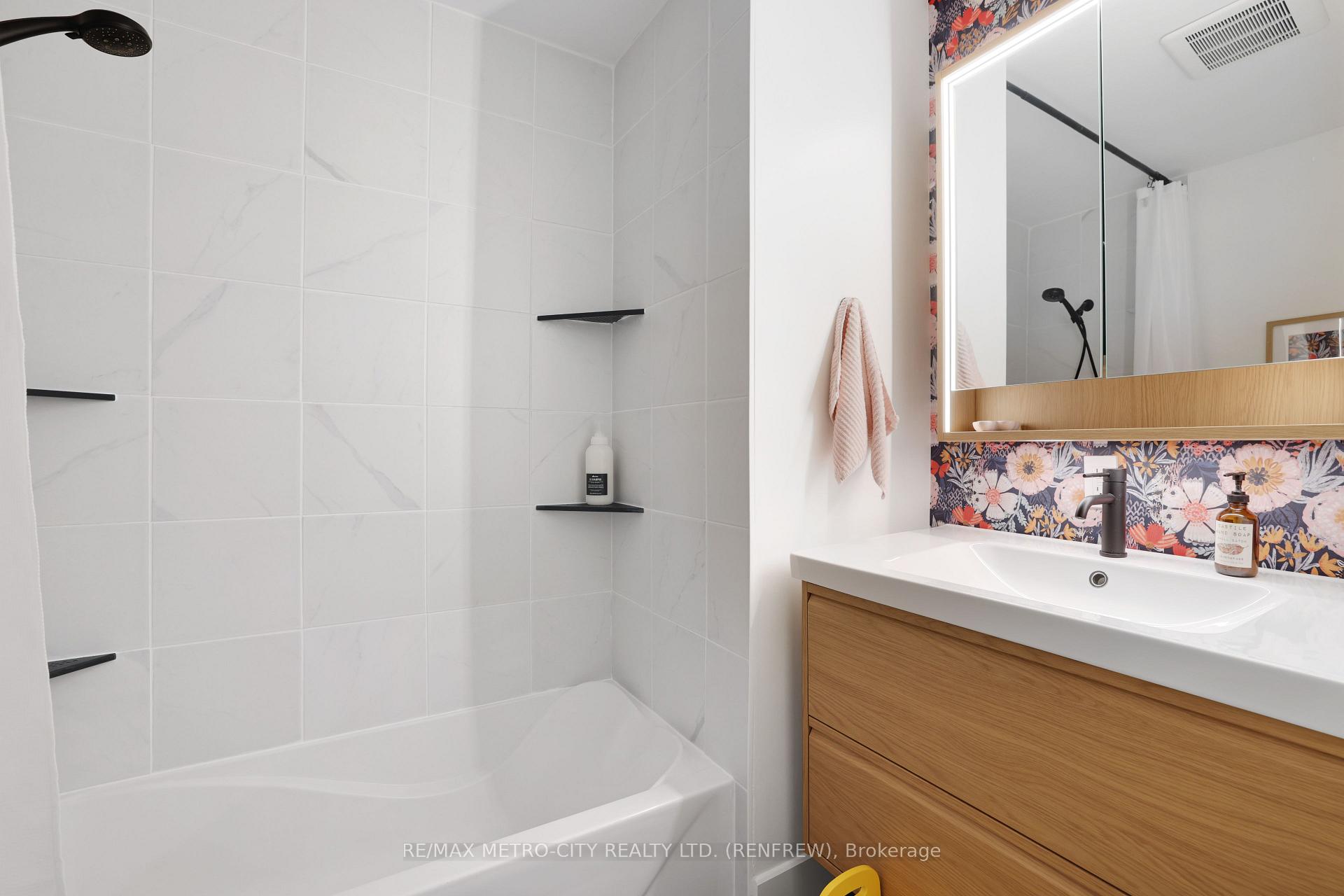 Photo 17 of 233 Airth Boulevard W, Renfrew — HOMEH