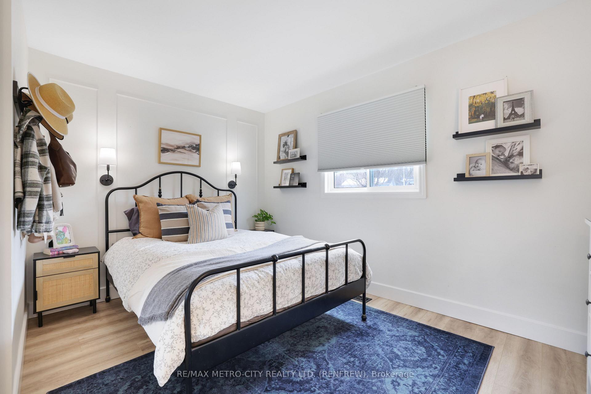 Photo 18 of 233 Airth Boulevard W, Renfrew — HOMEH