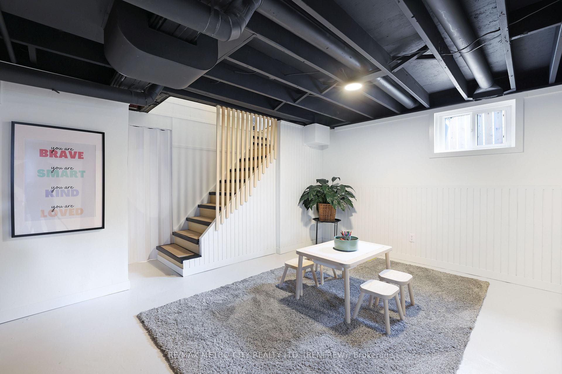 Photo 25 of 233 Airth Boulevard W, Renfrew — HOMEH