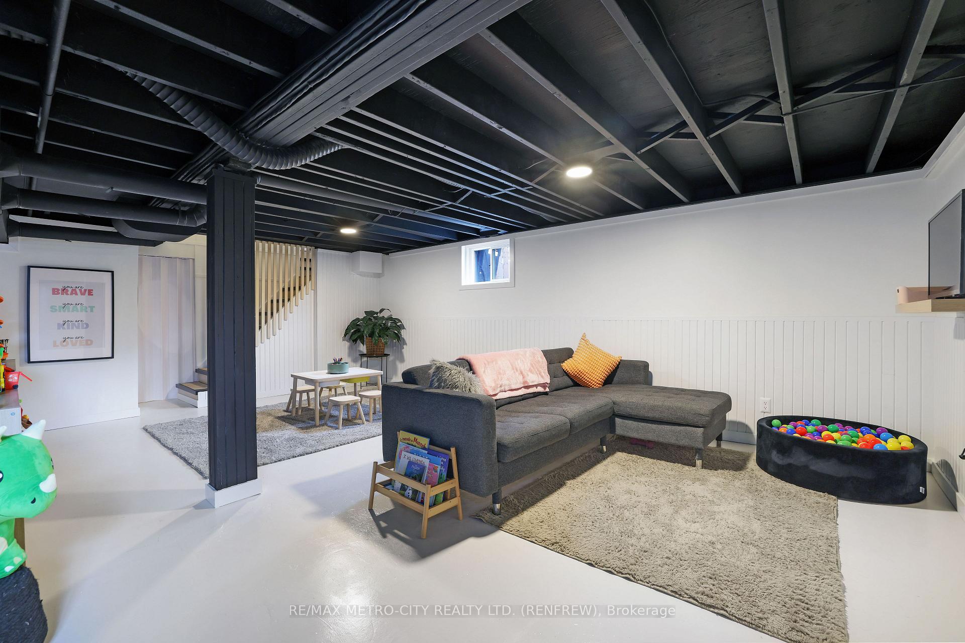 Photo 28 of 233 Airth Boulevard W, Renfrew — HOMEH