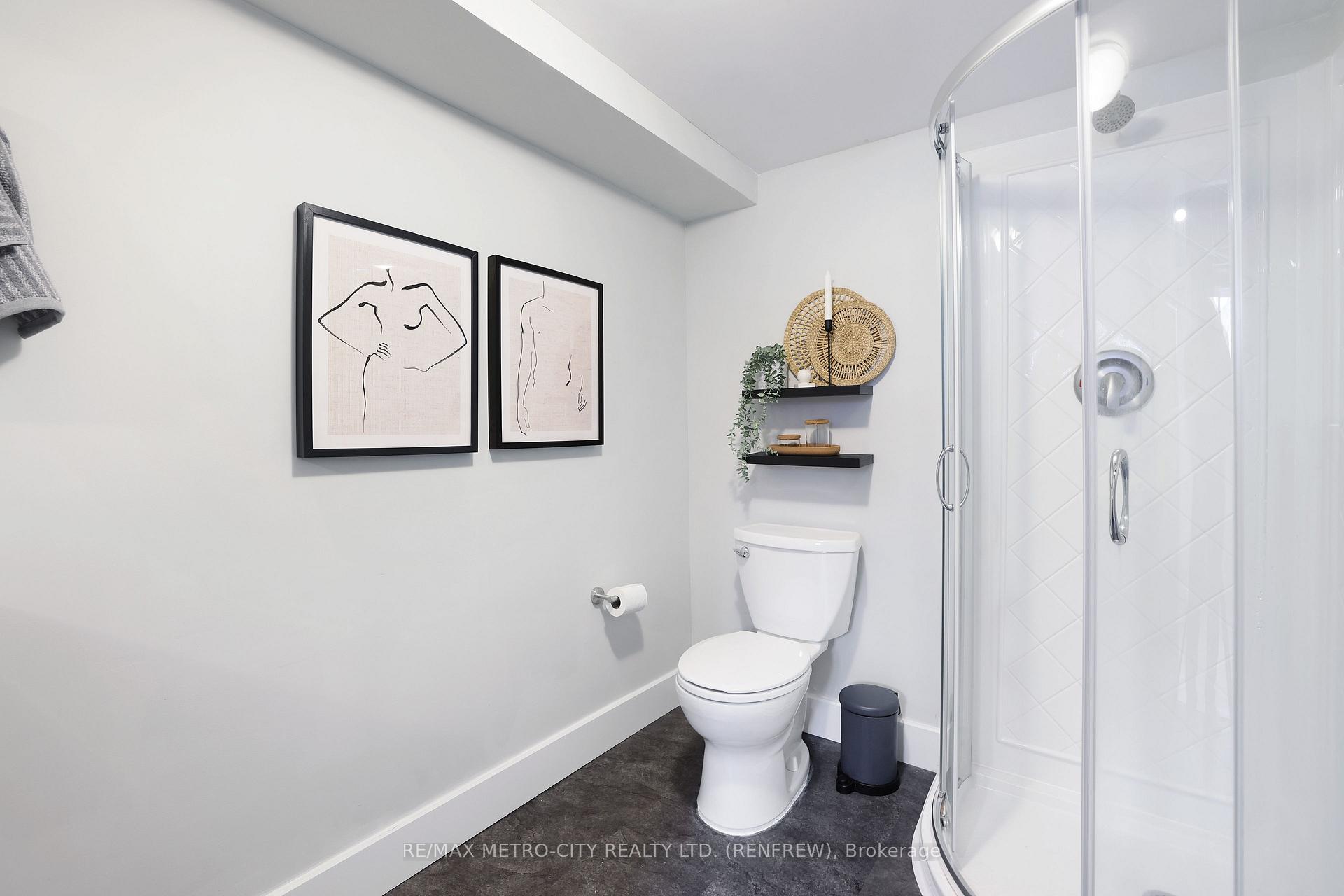Photo 29 of 233 Airth Boulevard W, Renfrew — HOMEH