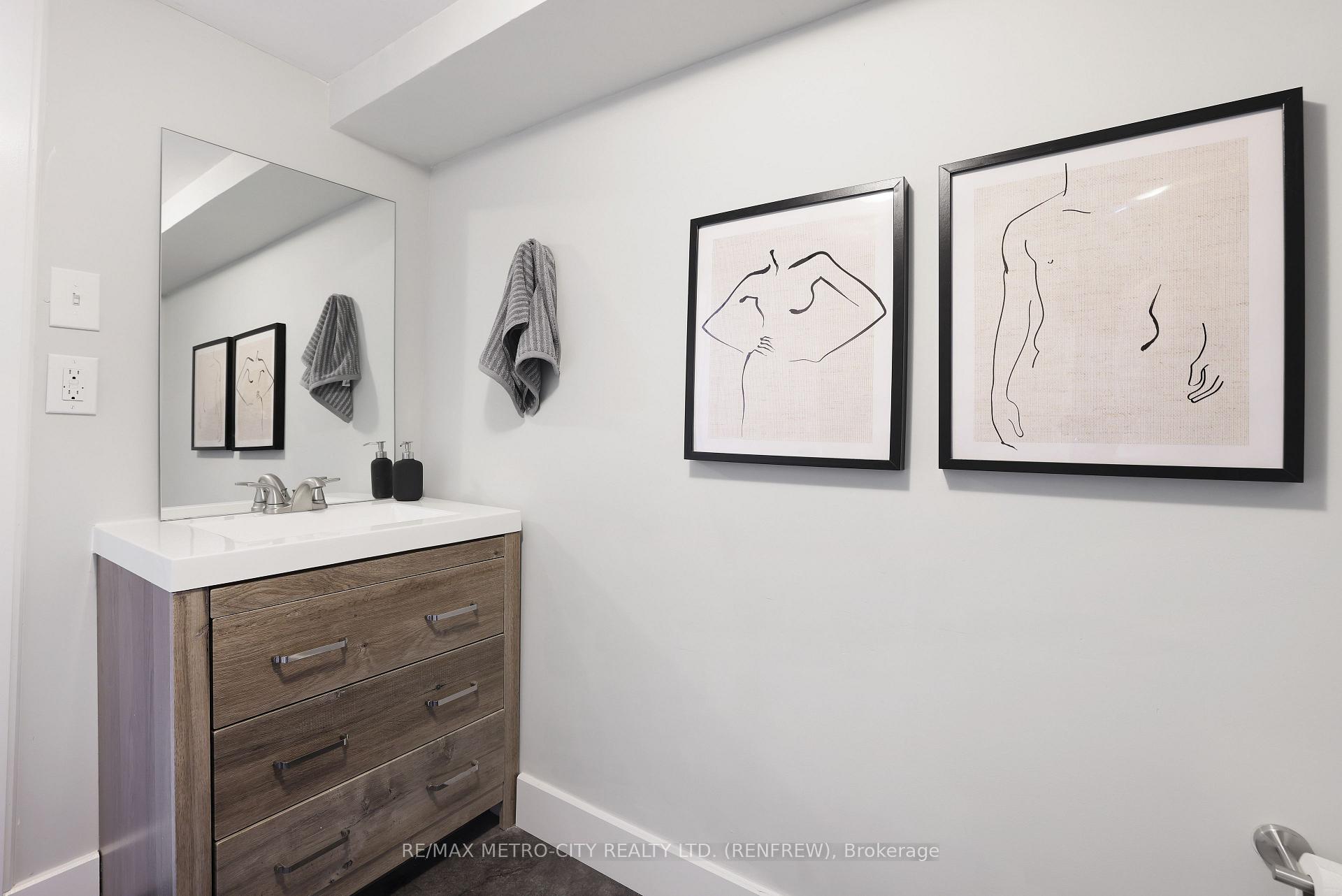 Photo 30 of 233 Airth Boulevard W, Renfrew — HOMEH