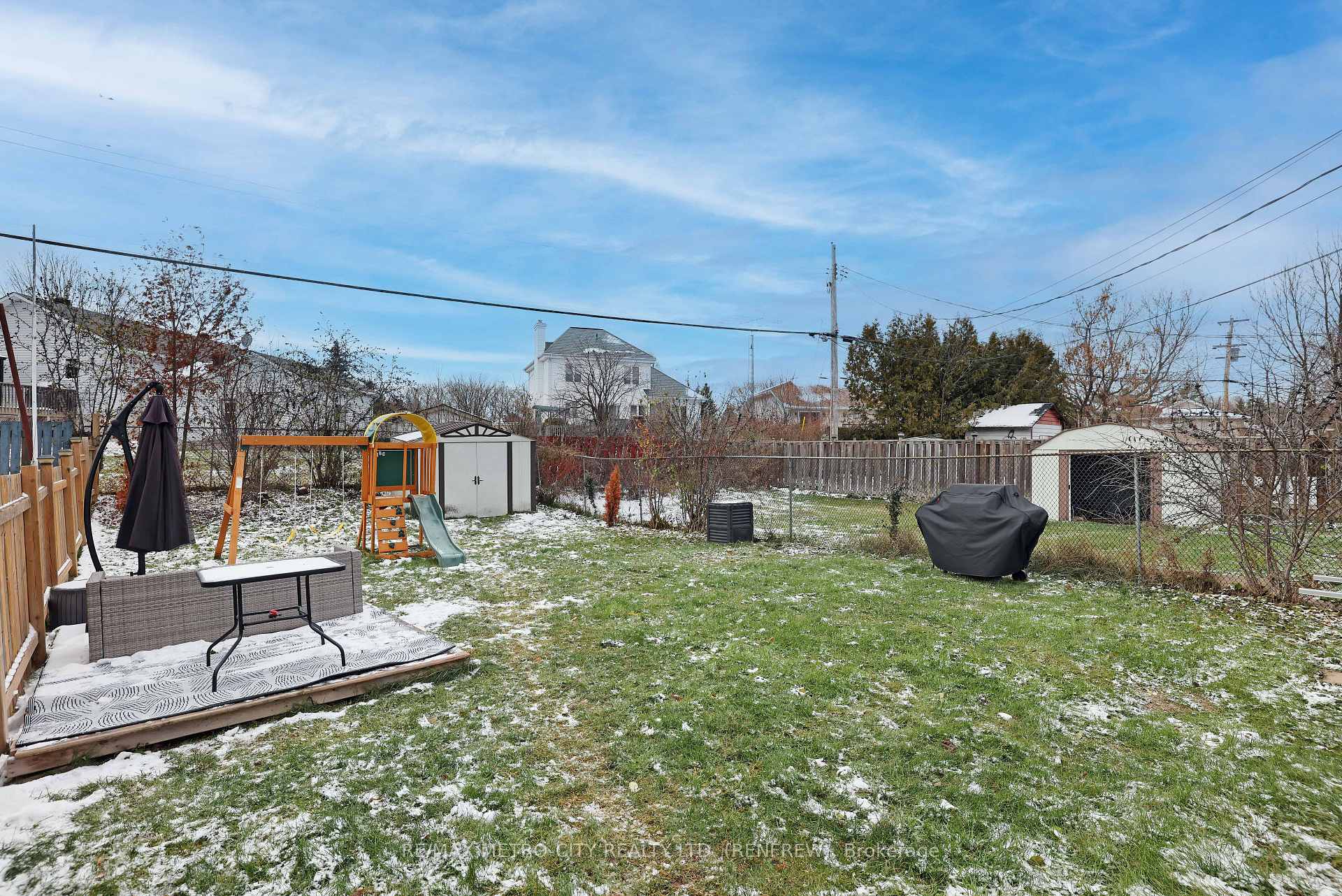 Photo 31 of 233 Airth Boulevard W, Renfrew — HOMEH