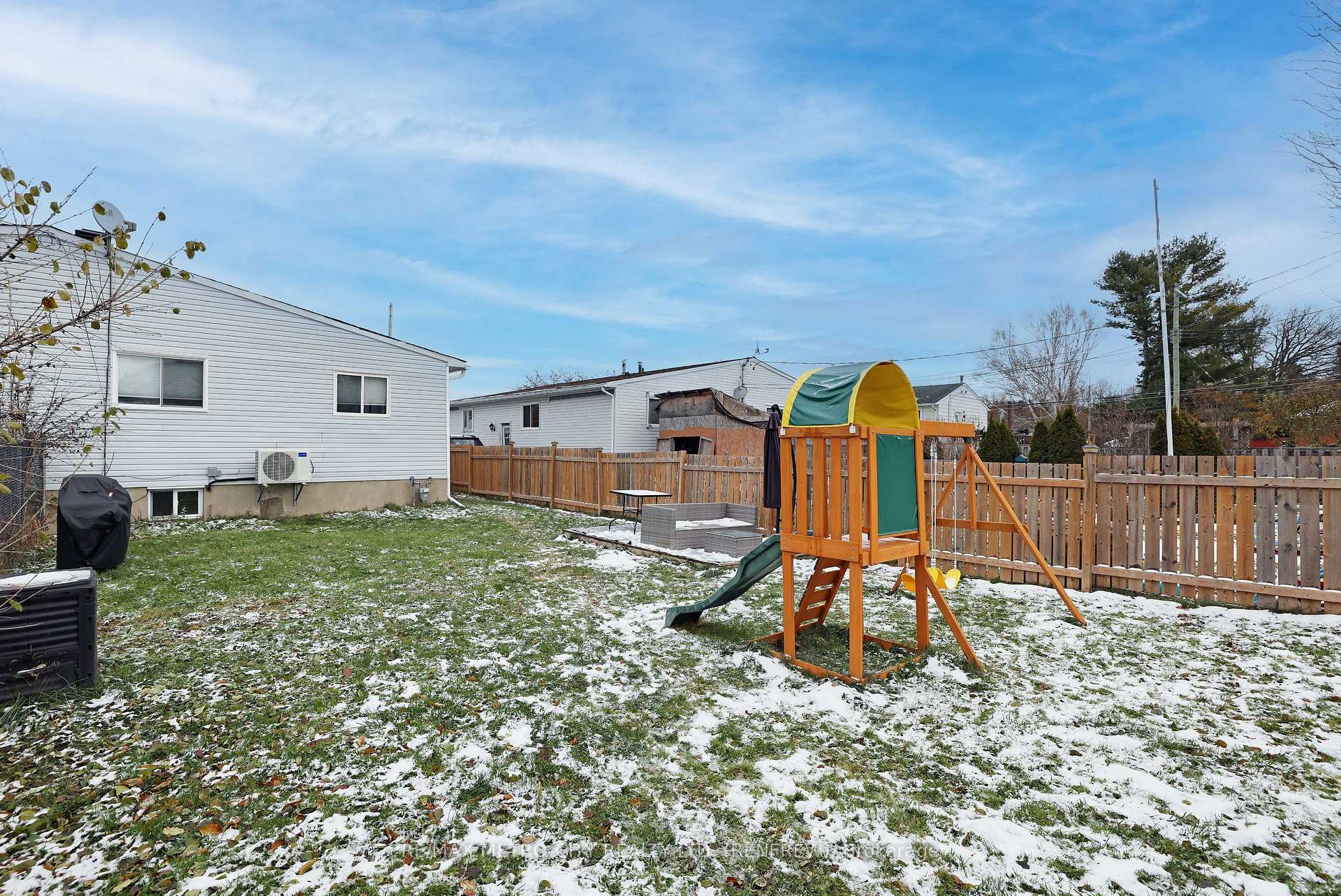 Photo 33 of 233 Airth Boulevard W, Renfrew — HOMEH