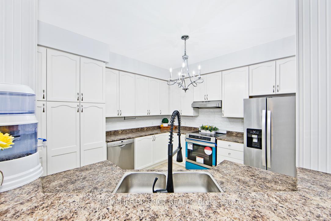 Photo 12 of 847 Greenleaf Circle, Oshawa, Taunton — HOMEH