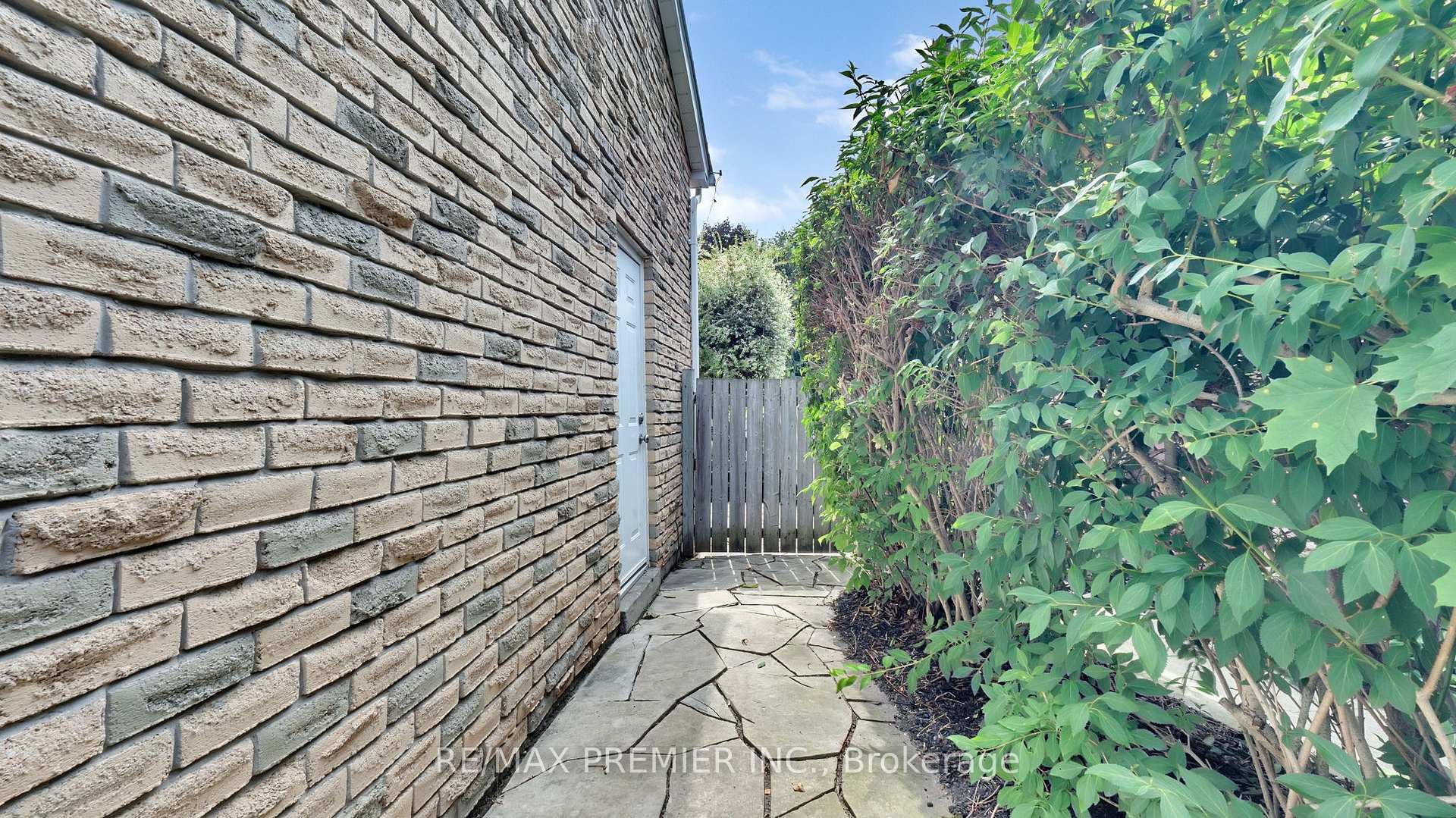 Photo 40 of 1917 Bowler Drive, Pickering, Liverpool — HOMEH
