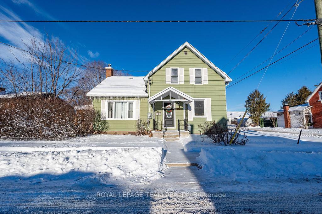 Front of 212 Prince Street W