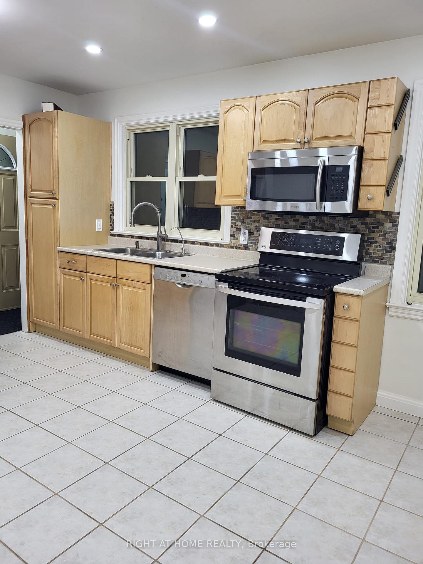 Photo 3 of 321 Cadillac Avenue S, Oshawa, Central — HOMEH