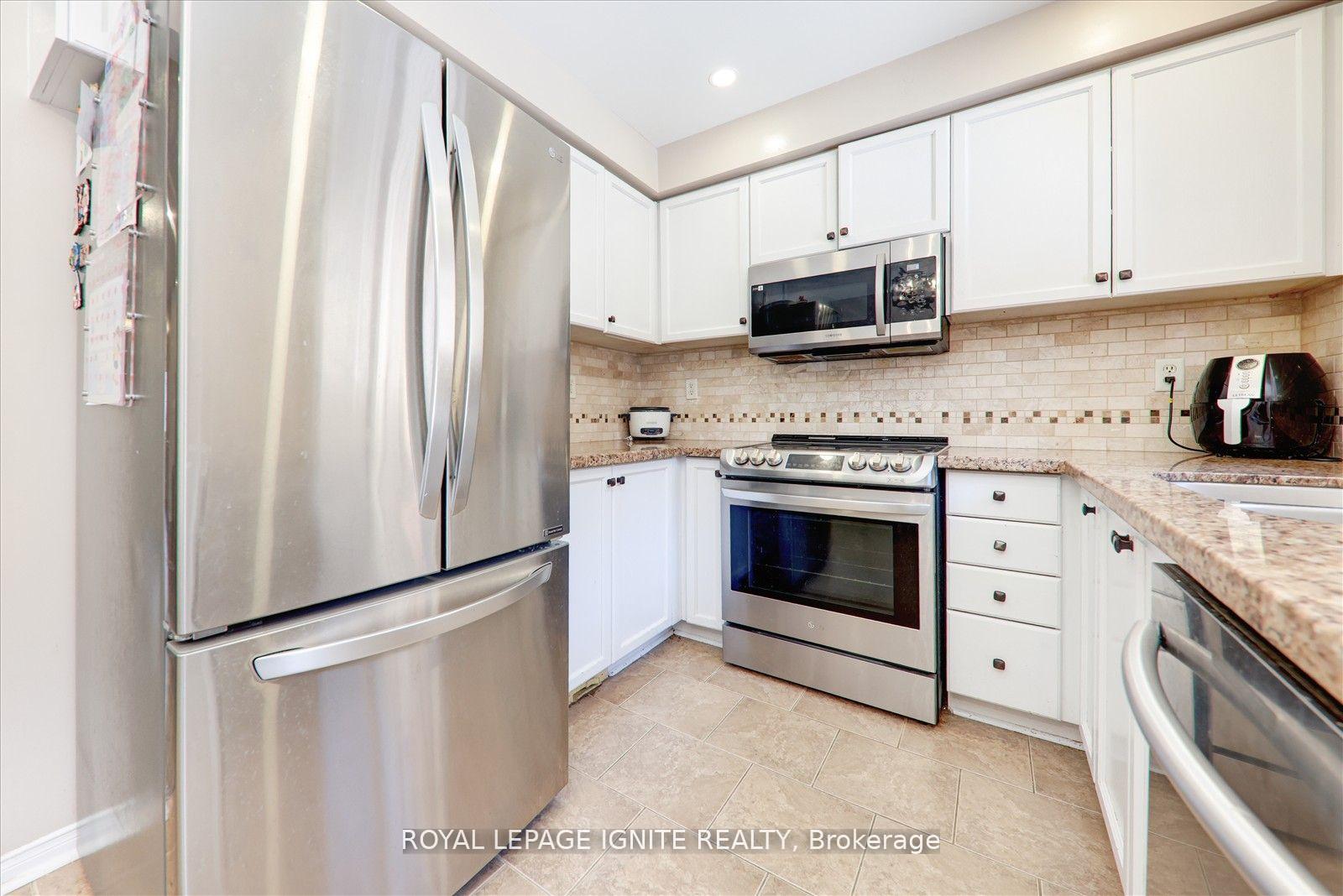 Photo 13 of 355 Sparrow Circle, Pickering, Highbush — HOMEH