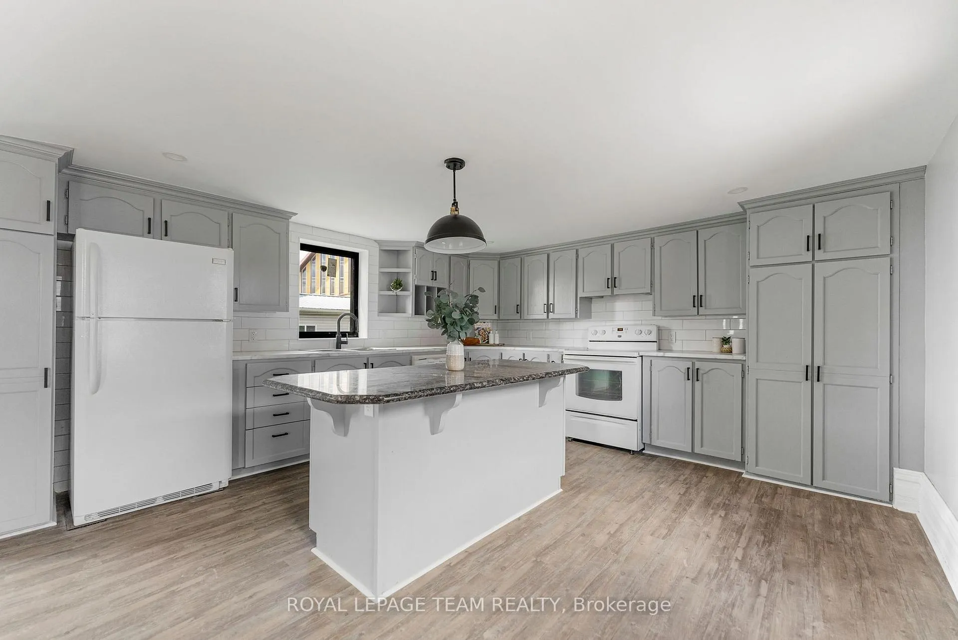 Photo 14 of 47 Bonnechere Street N, Renfrew — HOMEH