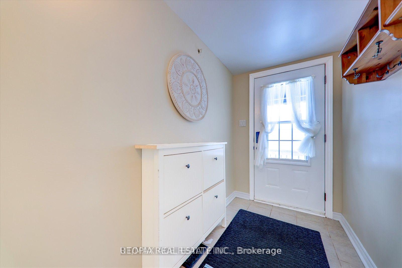 Photo 3 of 740 Hillview Crescent, Pickering, West Shore — HOMEH