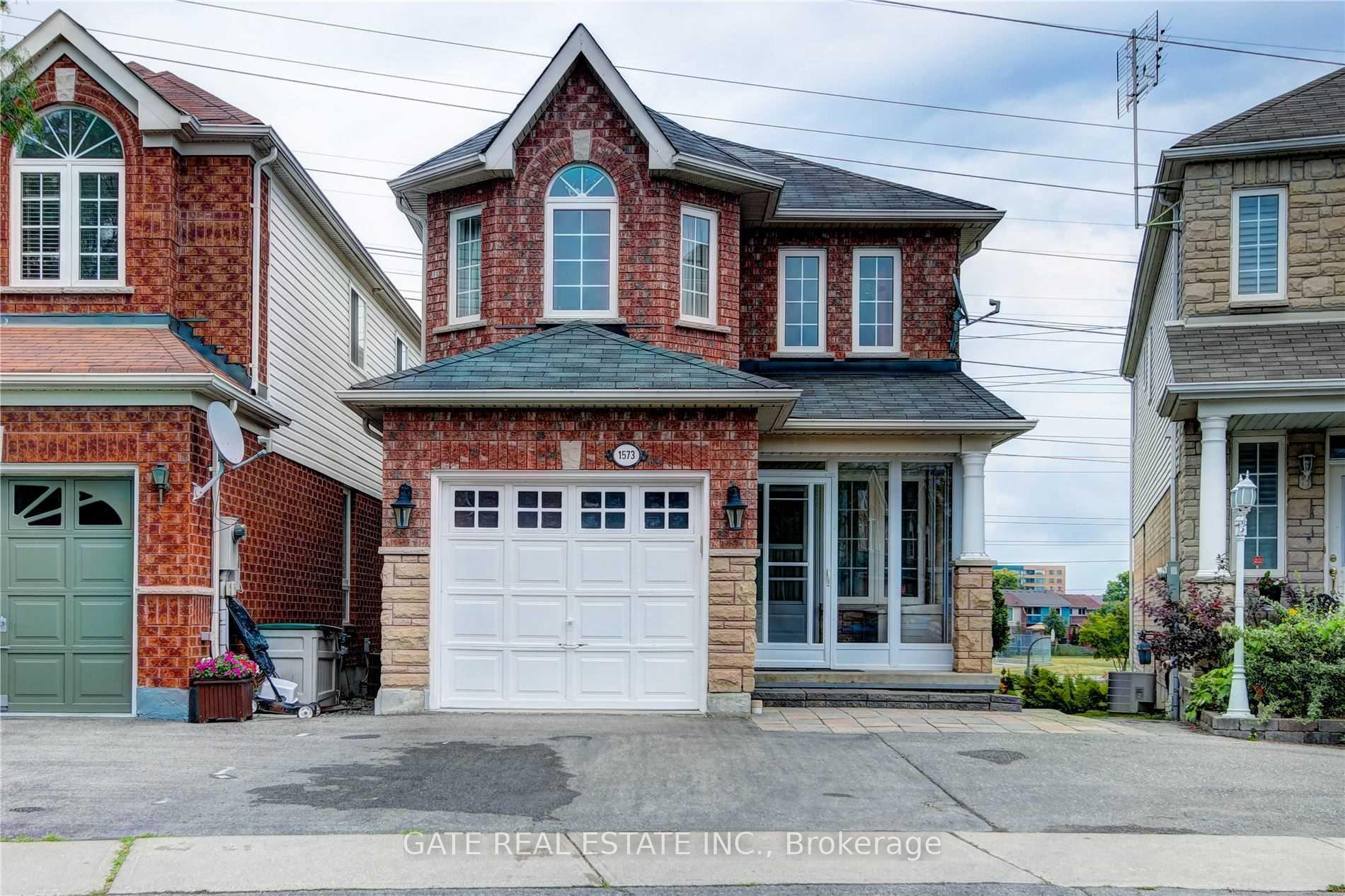Front of 1573 Avonmore Square W