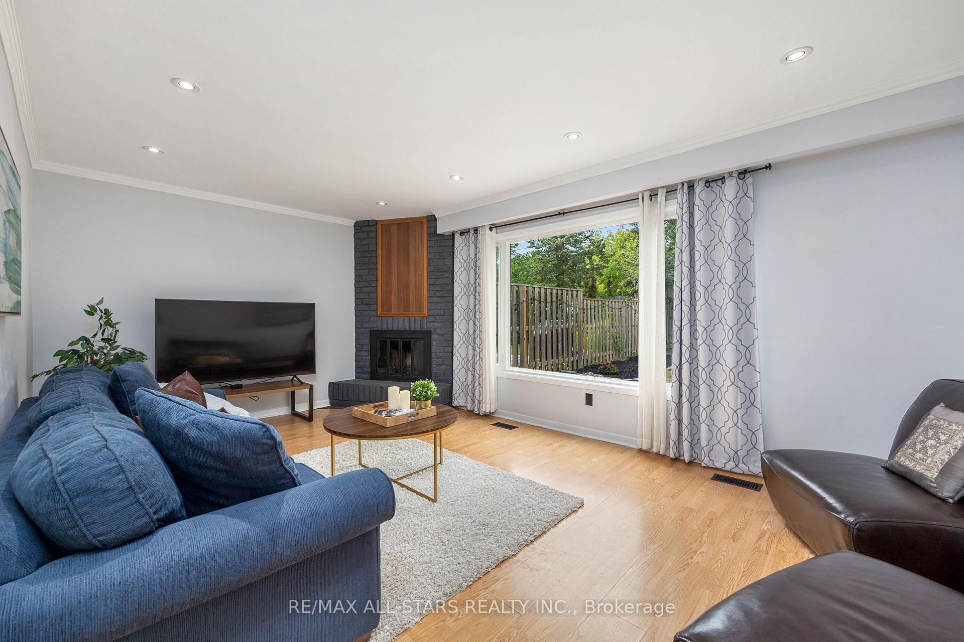 Photo 3 of 1247 Canborough Crescent, Pickering, Liverpool — HOMEH