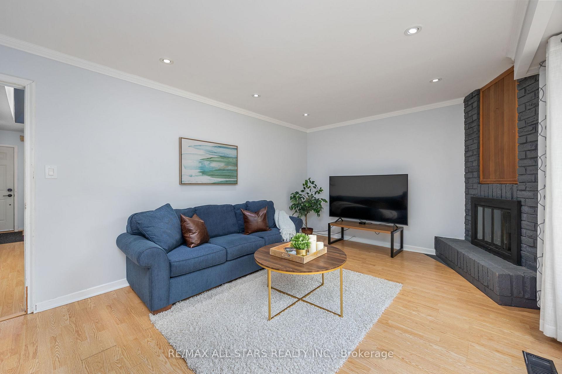 Photo 4 of 1247 Canborough Crescent, Pickering, Liverpool — HOMEH