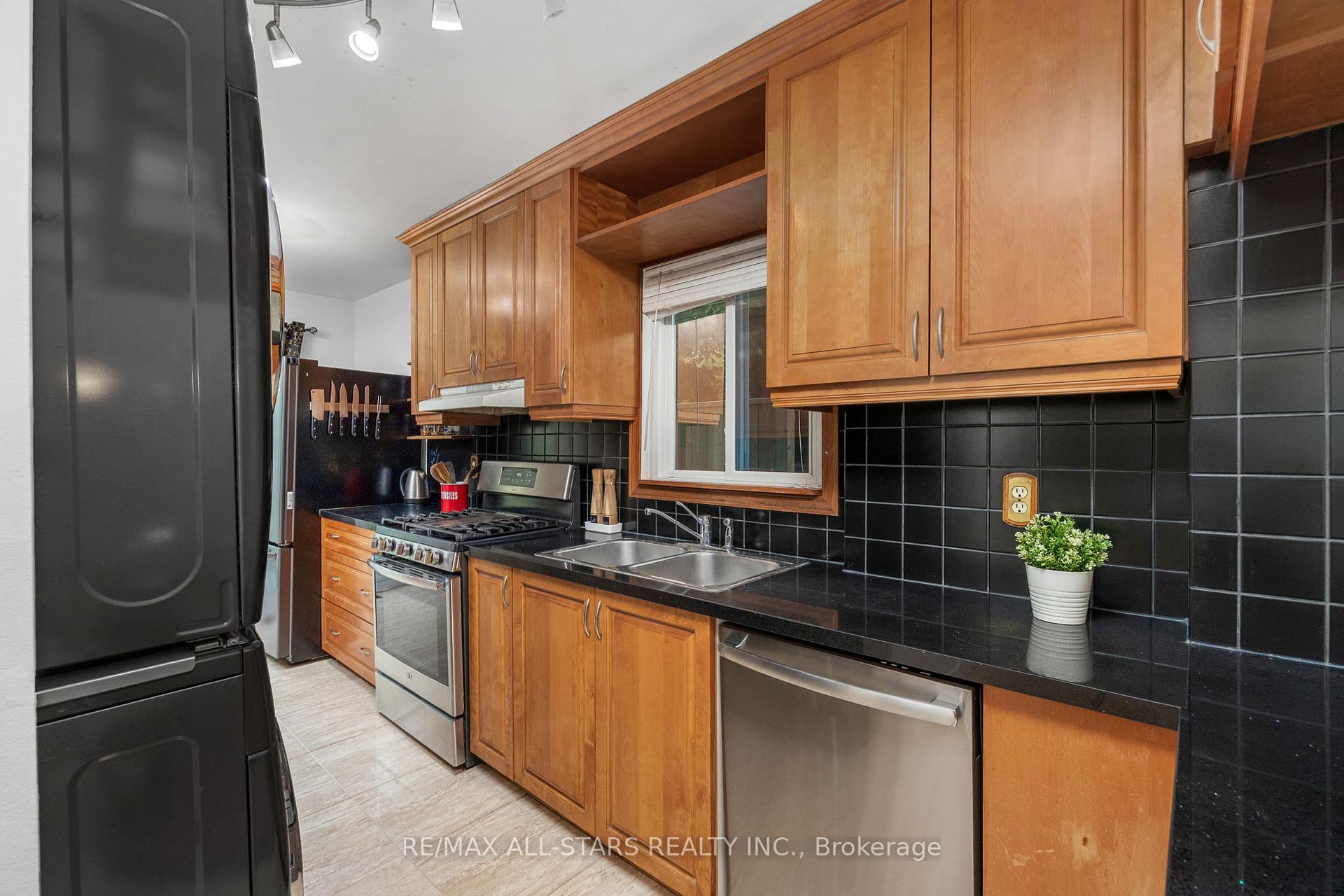 Photo 8 of 1247 Canborough Crescent, Pickering, Liverpool — HOMEH