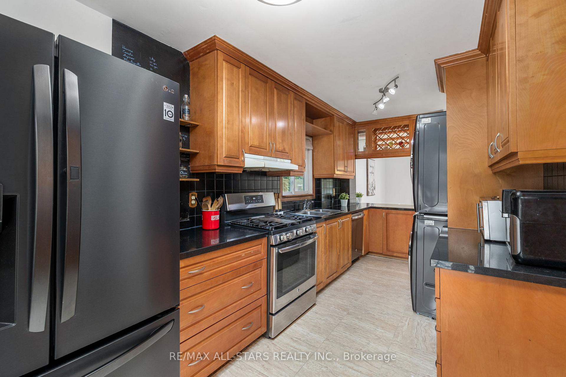 Photo 11 of 1247 Canborough Crescent, Pickering, Liverpool — HOMEH