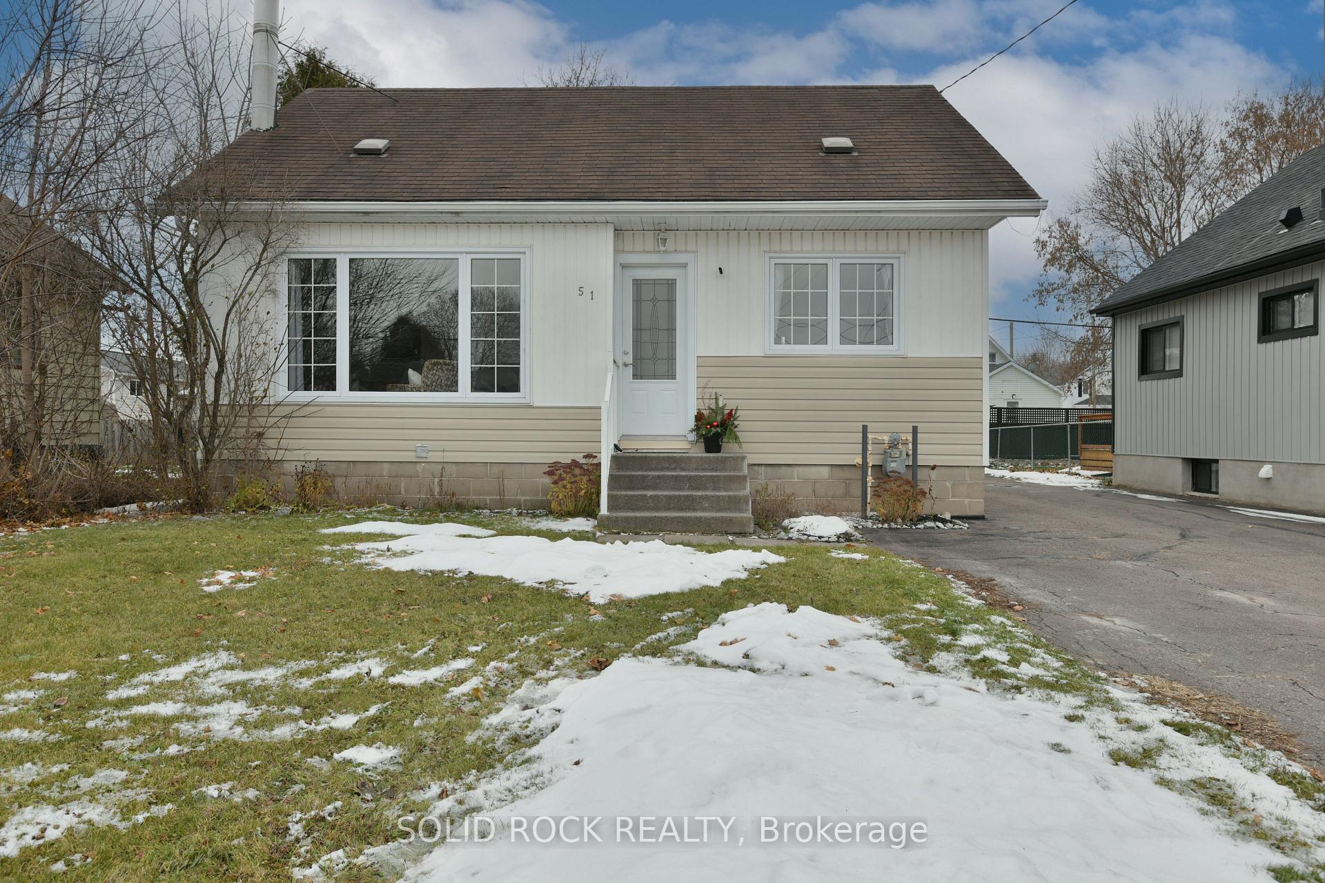 Photo 2 of 51 Barnet Boulevard, Renfrew — HOMEH