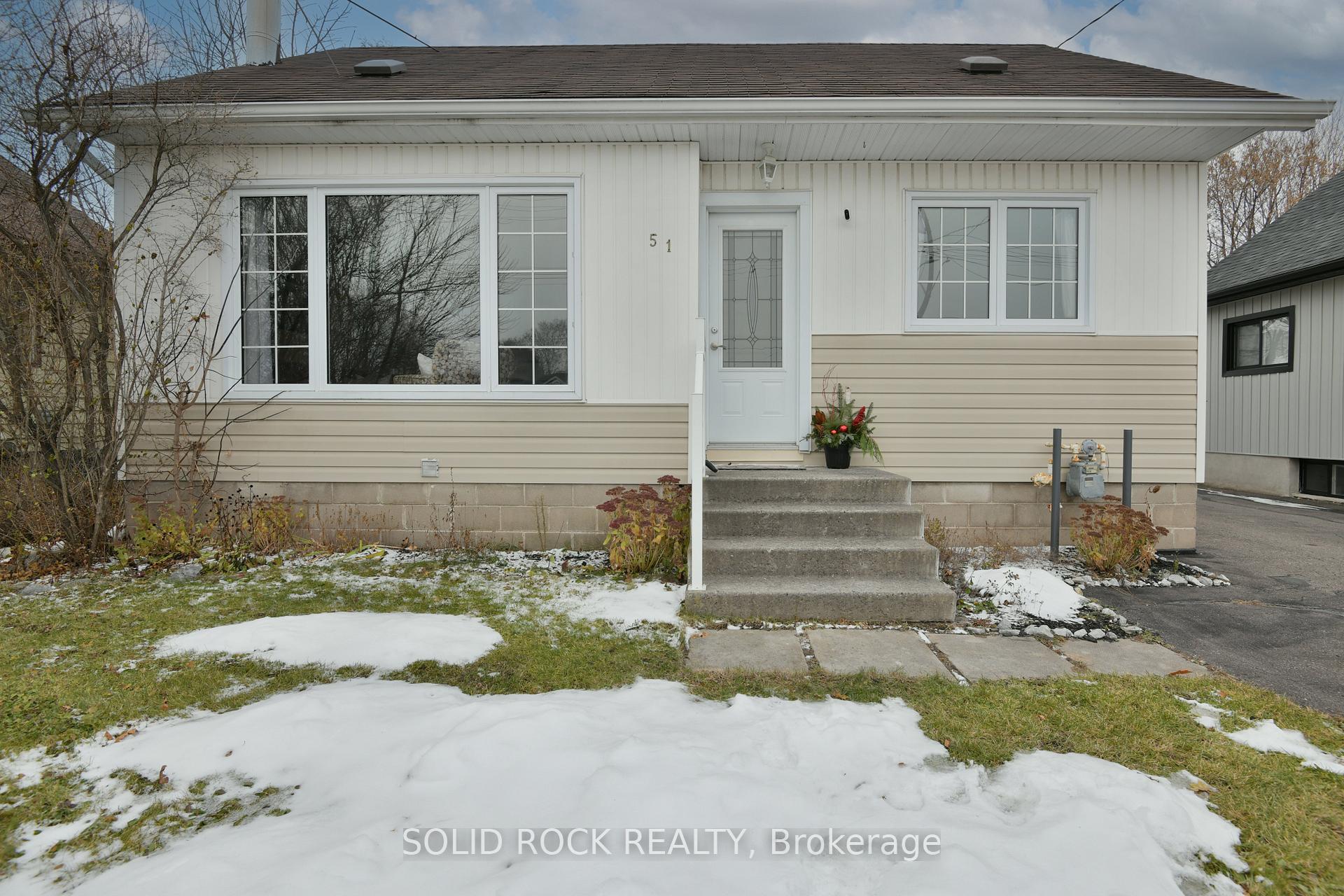 Photo 3 of 51 Barnet Boulevard, Renfrew — HOMEH