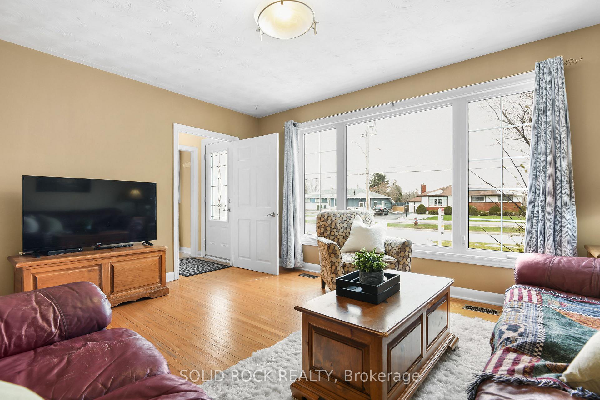 Photo 4 of 51 Barnet Boulevard, Renfrew — HOMEH