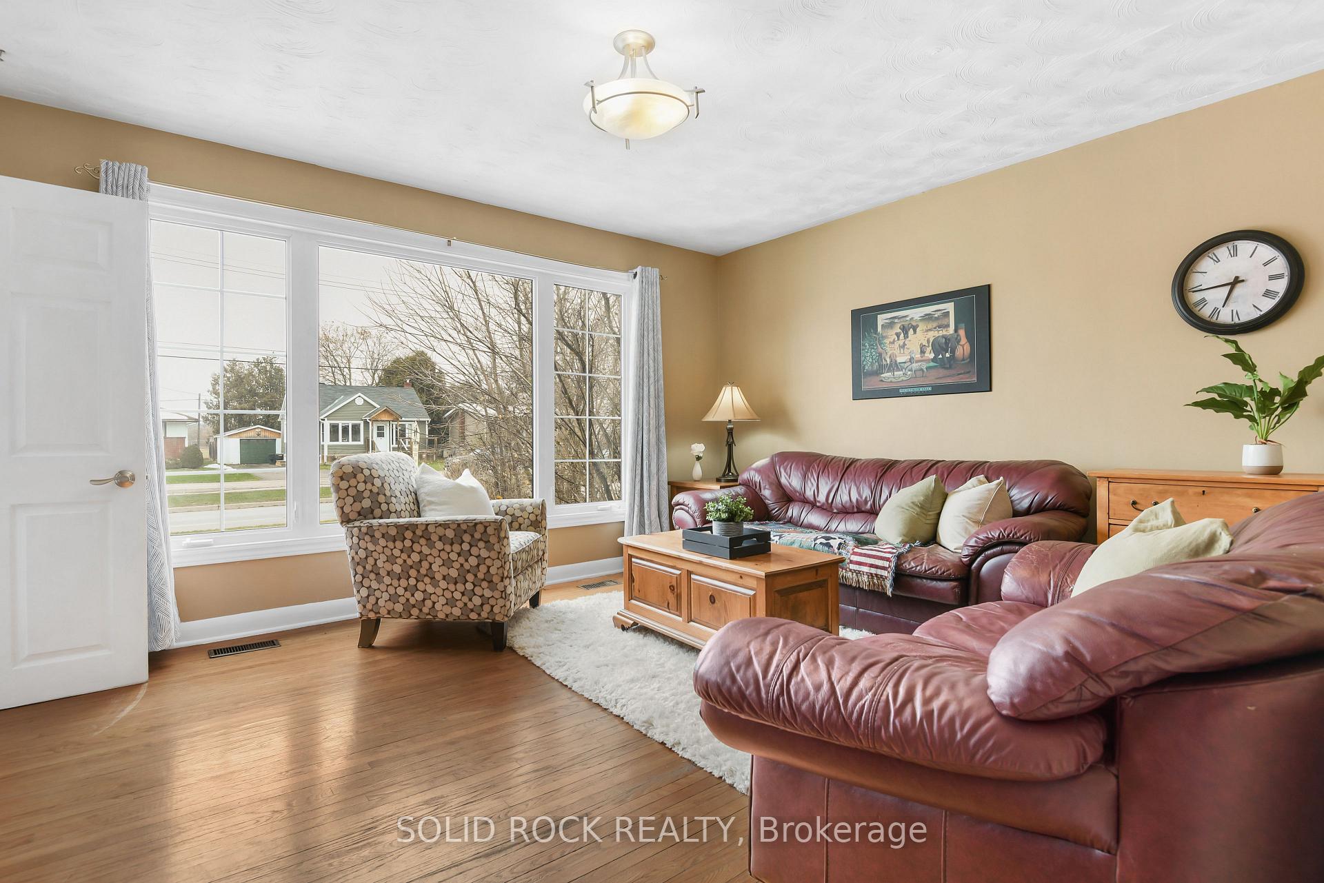 Photo 5 of 51 Barnet Boulevard, Renfrew — HOMEH