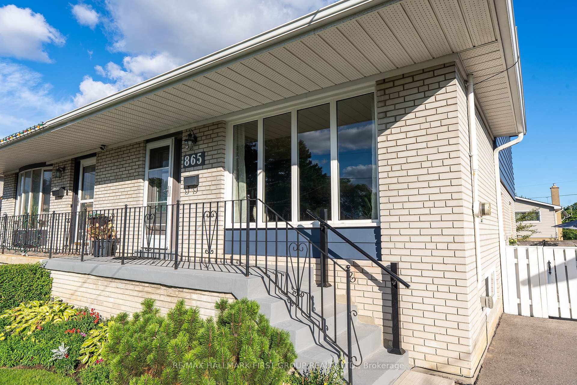 Photo 3 of 865 Marinet Crescent, Pickering, West Shore — HOMEH