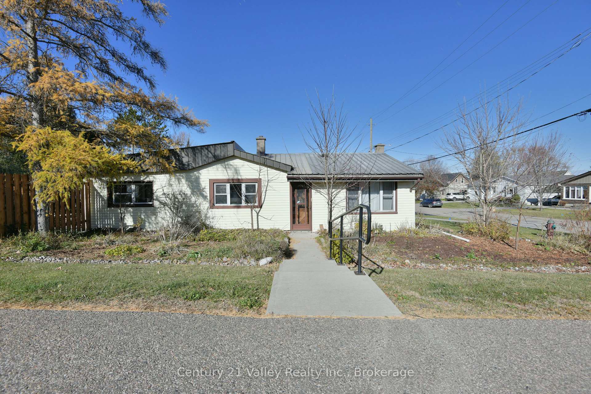 Photo 1 of 338 Barnet Boulevard, Renfrew — HOMEH