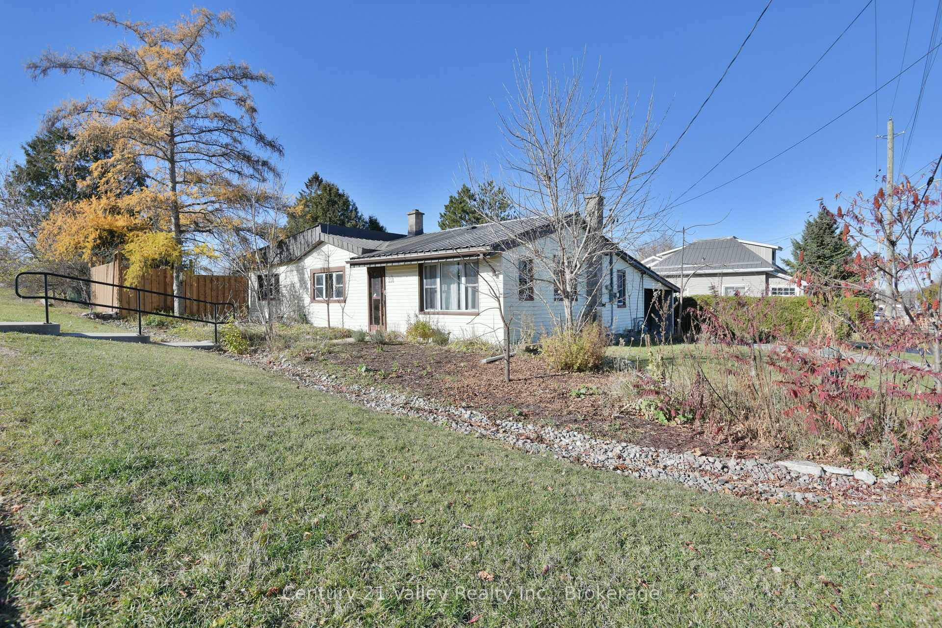Photo 2 of 338 Barnet Boulevard, Renfrew — HOMEH