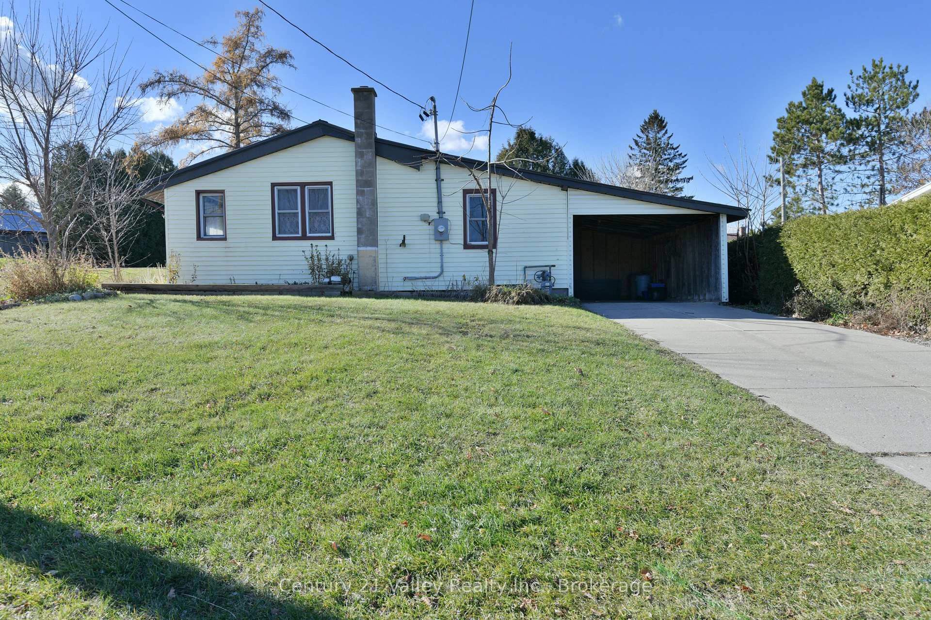 Photo 3 of 338 Barnet Boulevard, Renfrew — HOMEH