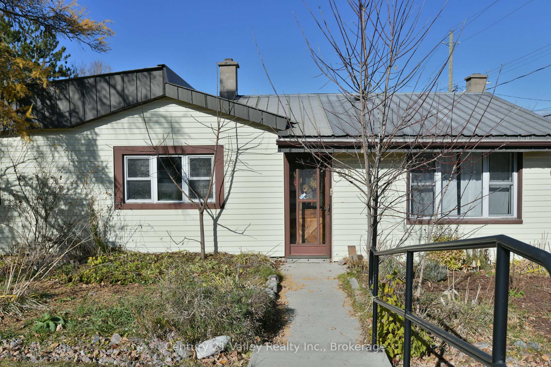 Photo 4 of 338 Barnet Boulevard, Renfrew — HOMEH