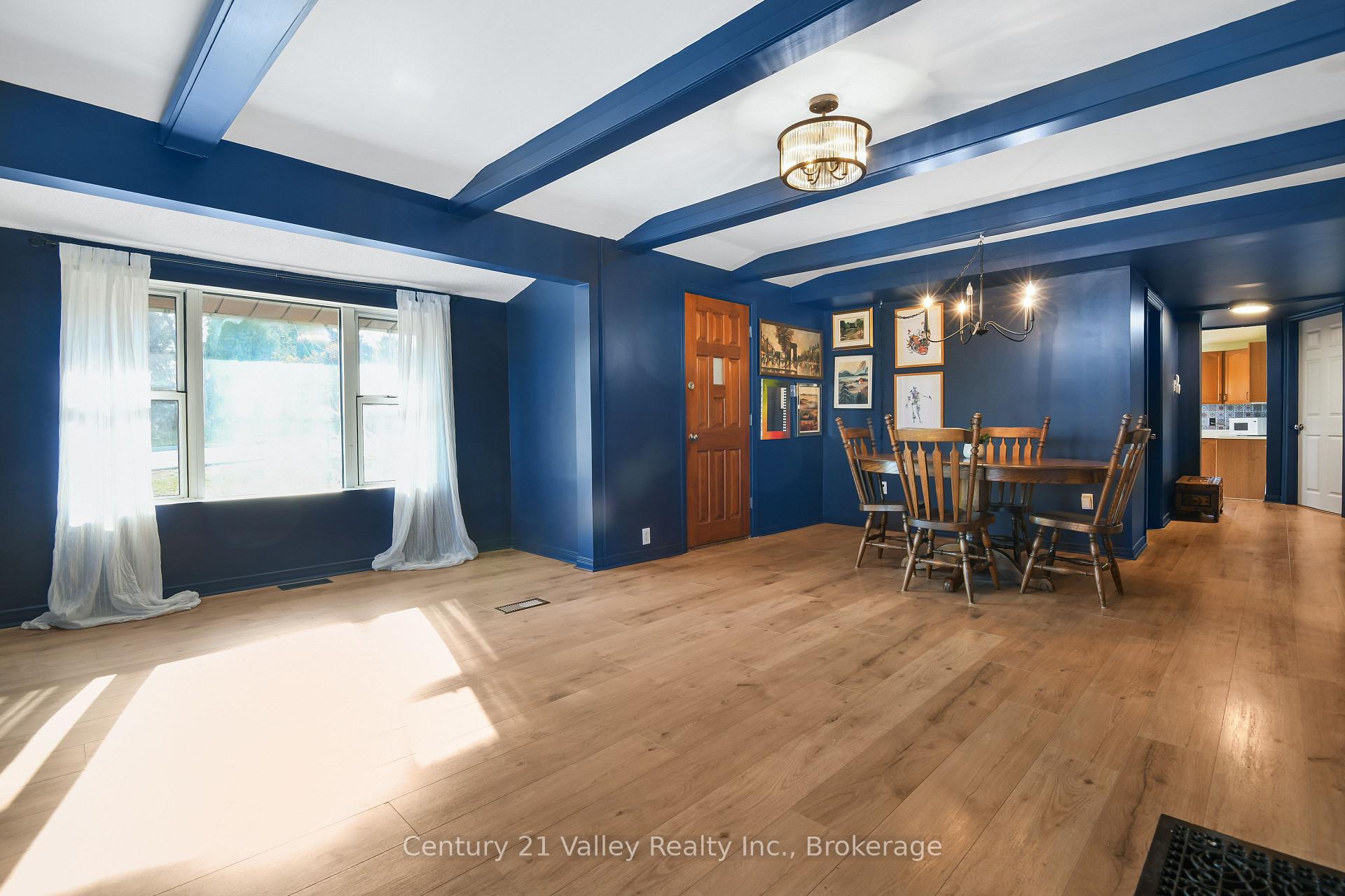 Photo 5 of 338 Barnet Boulevard, Renfrew — HOMEH
