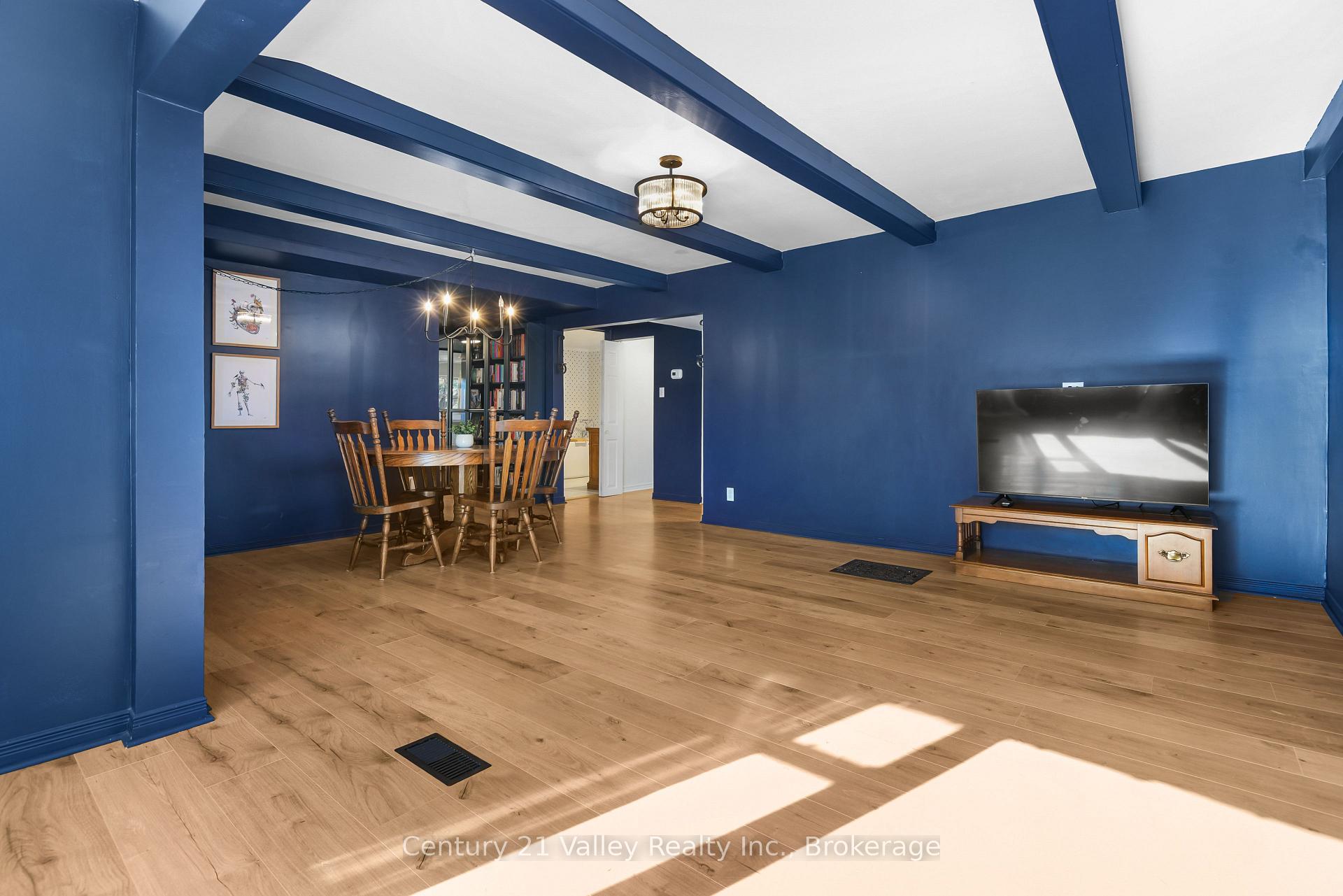 Photo 6 of 338 Barnet Boulevard, Renfrew — HOMEH