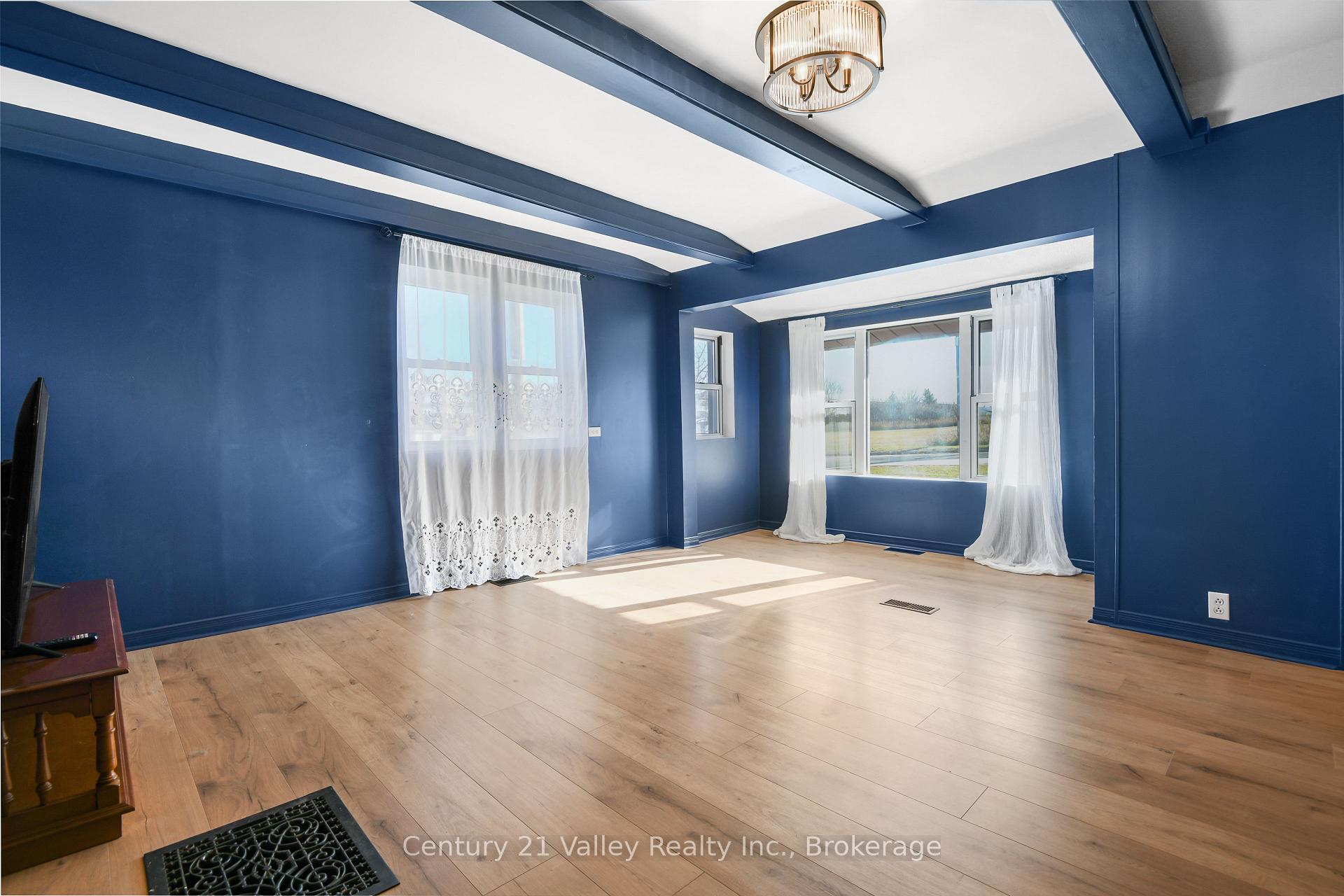 Photo 7 of 338 Barnet Boulevard, Renfrew — HOMEH