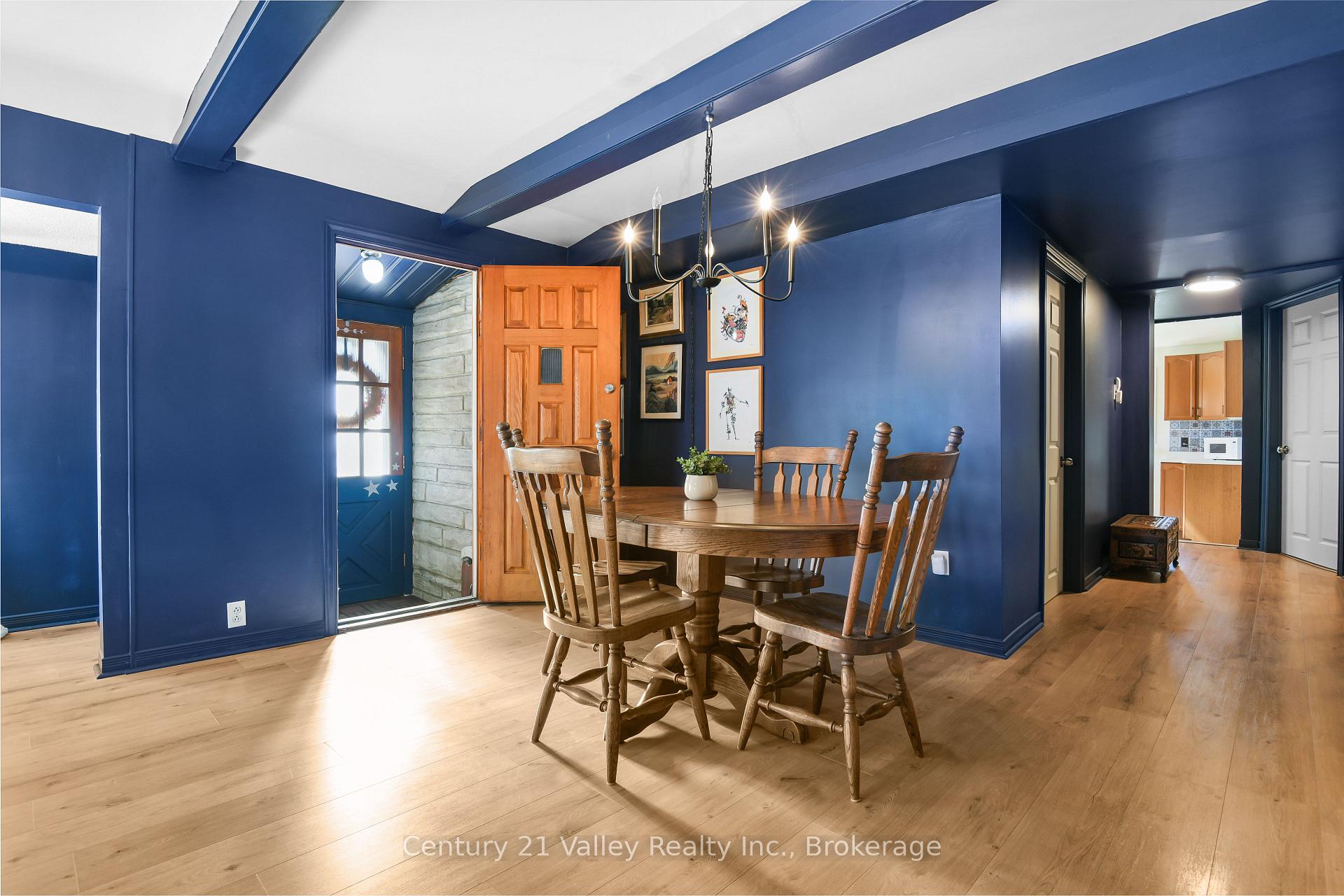 Photo 10 of 338 Barnet Boulevard, Renfrew — HOMEH