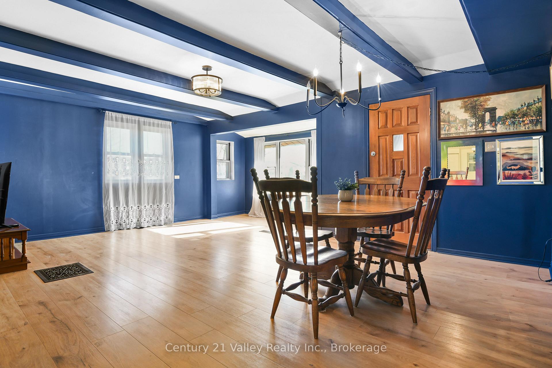Photo 11 of 338 Barnet Boulevard, Renfrew — HOMEH