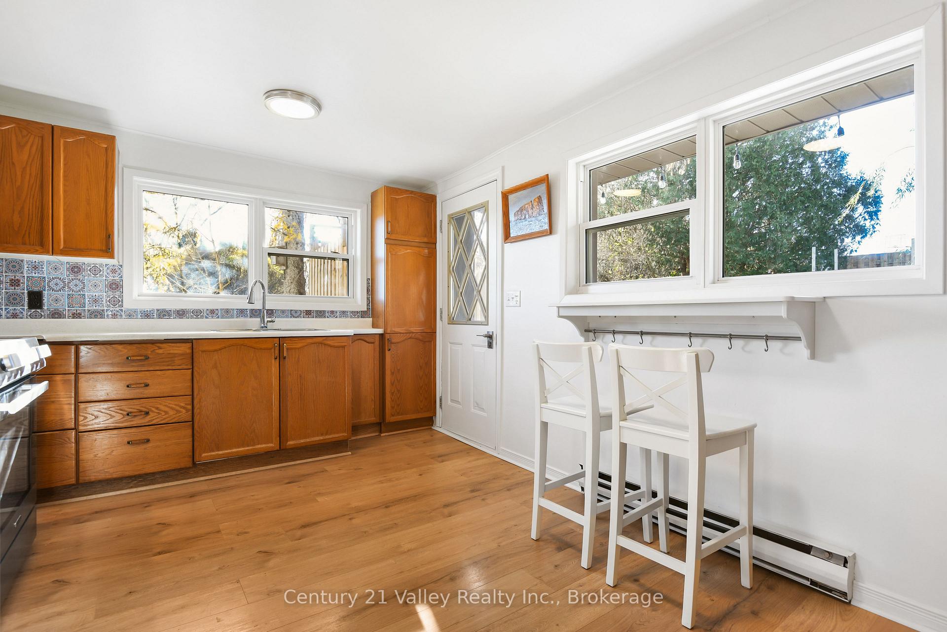 Photo 13 of 338 Barnet Boulevard, Renfrew — HOMEH
