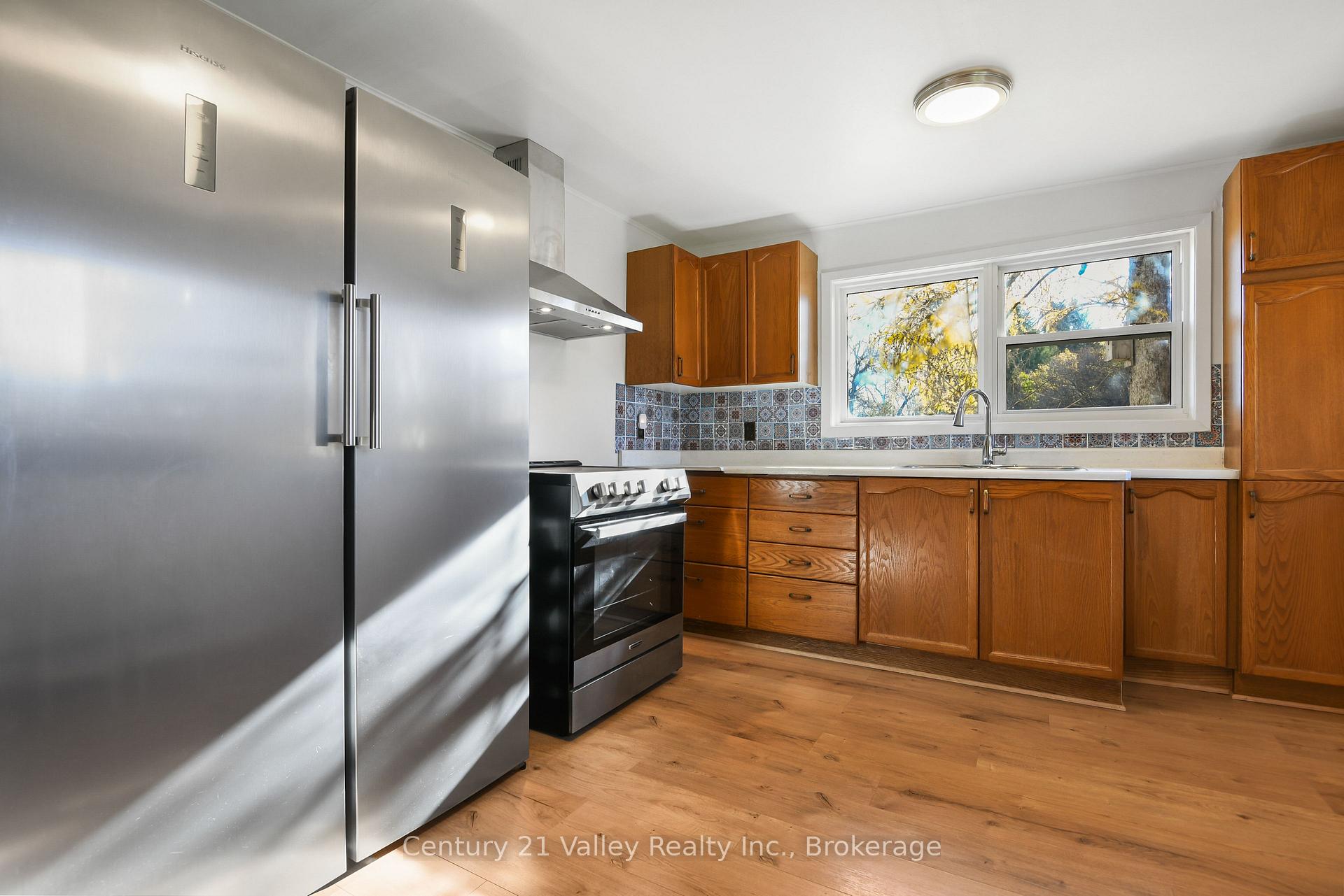 Photo 14 of 338 Barnet Boulevard, Renfrew — HOMEH