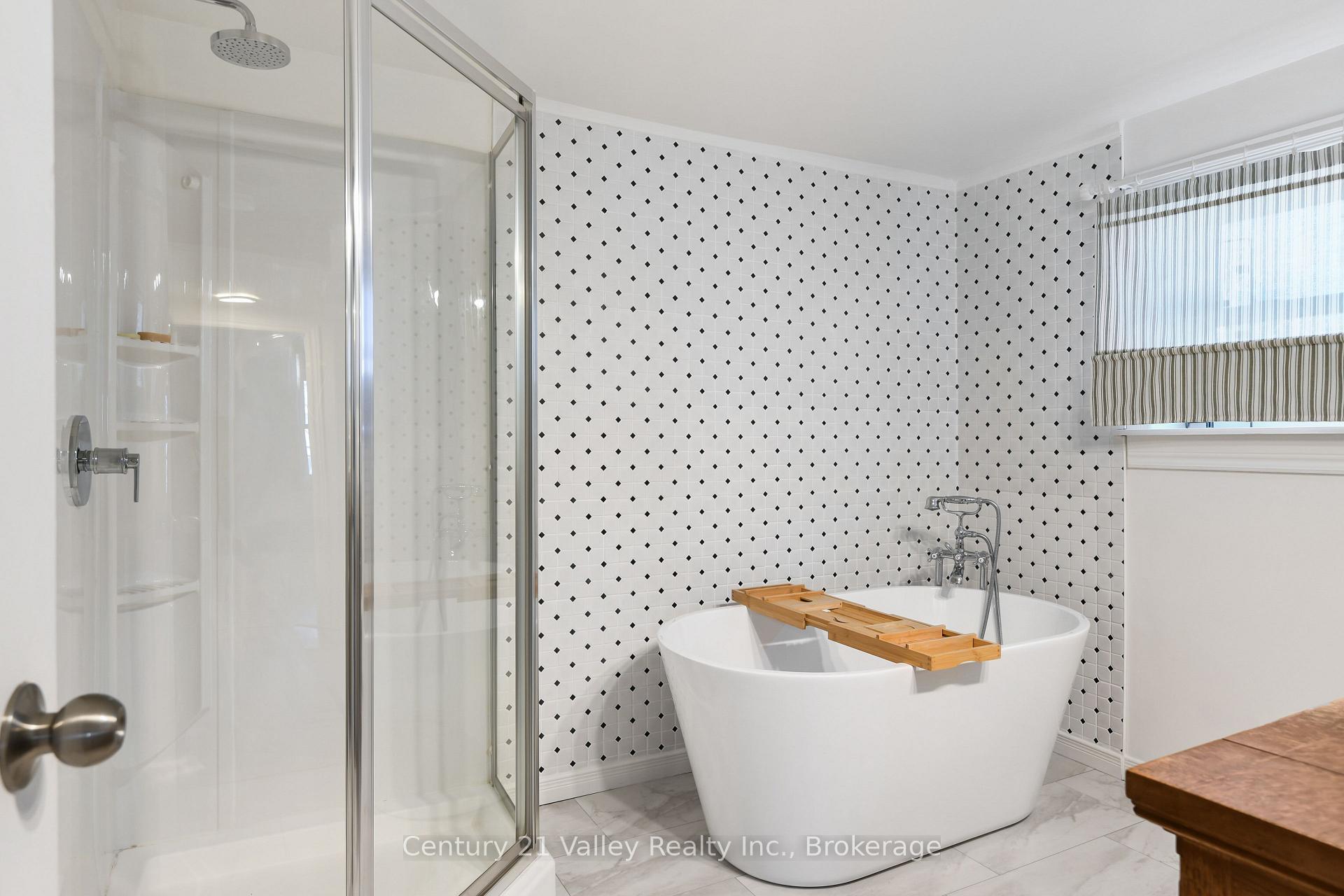Photo 16 of 338 Barnet Boulevard, Renfrew — HOMEH