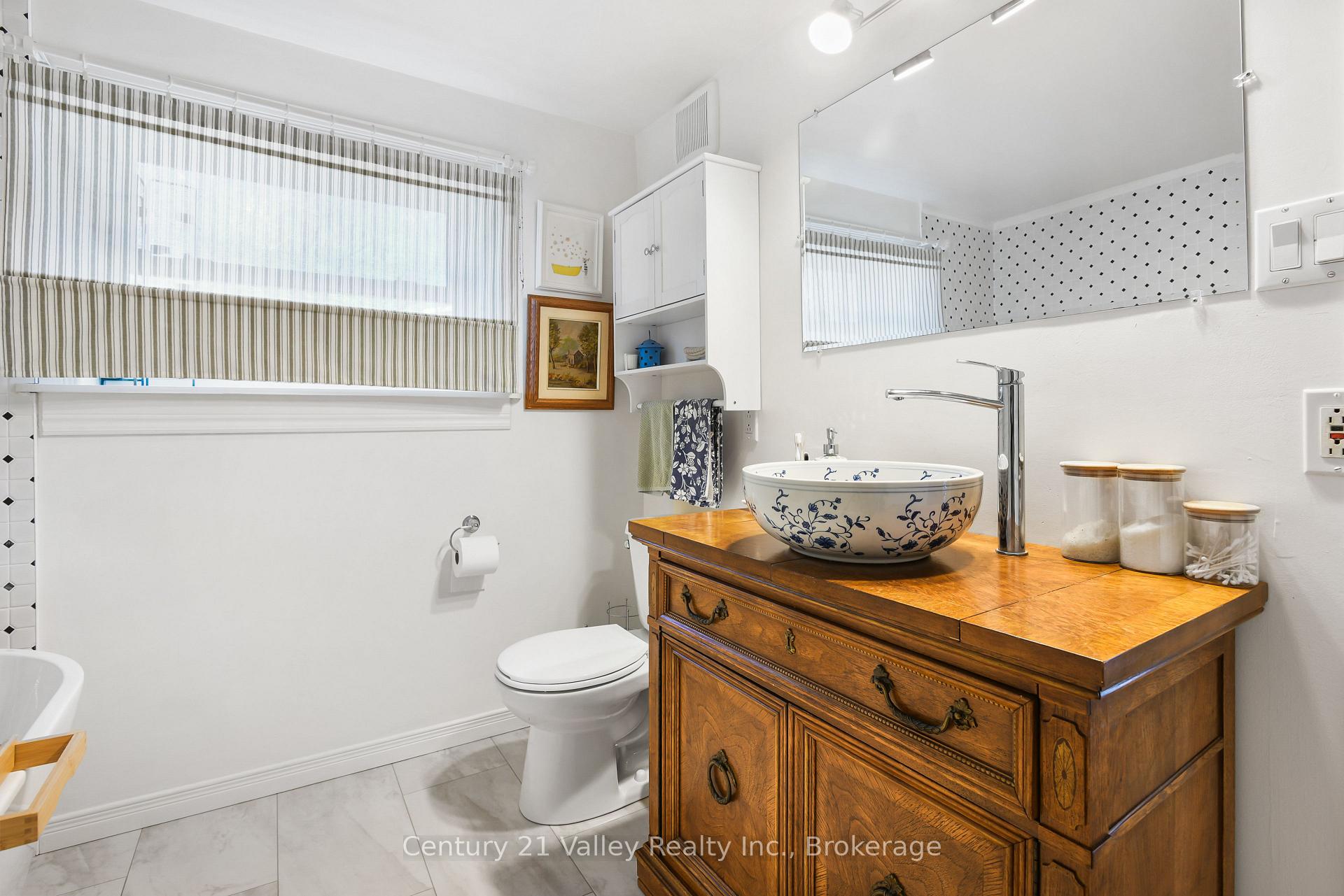Photo 17 of 338 Barnet Boulevard, Renfrew — HOMEH