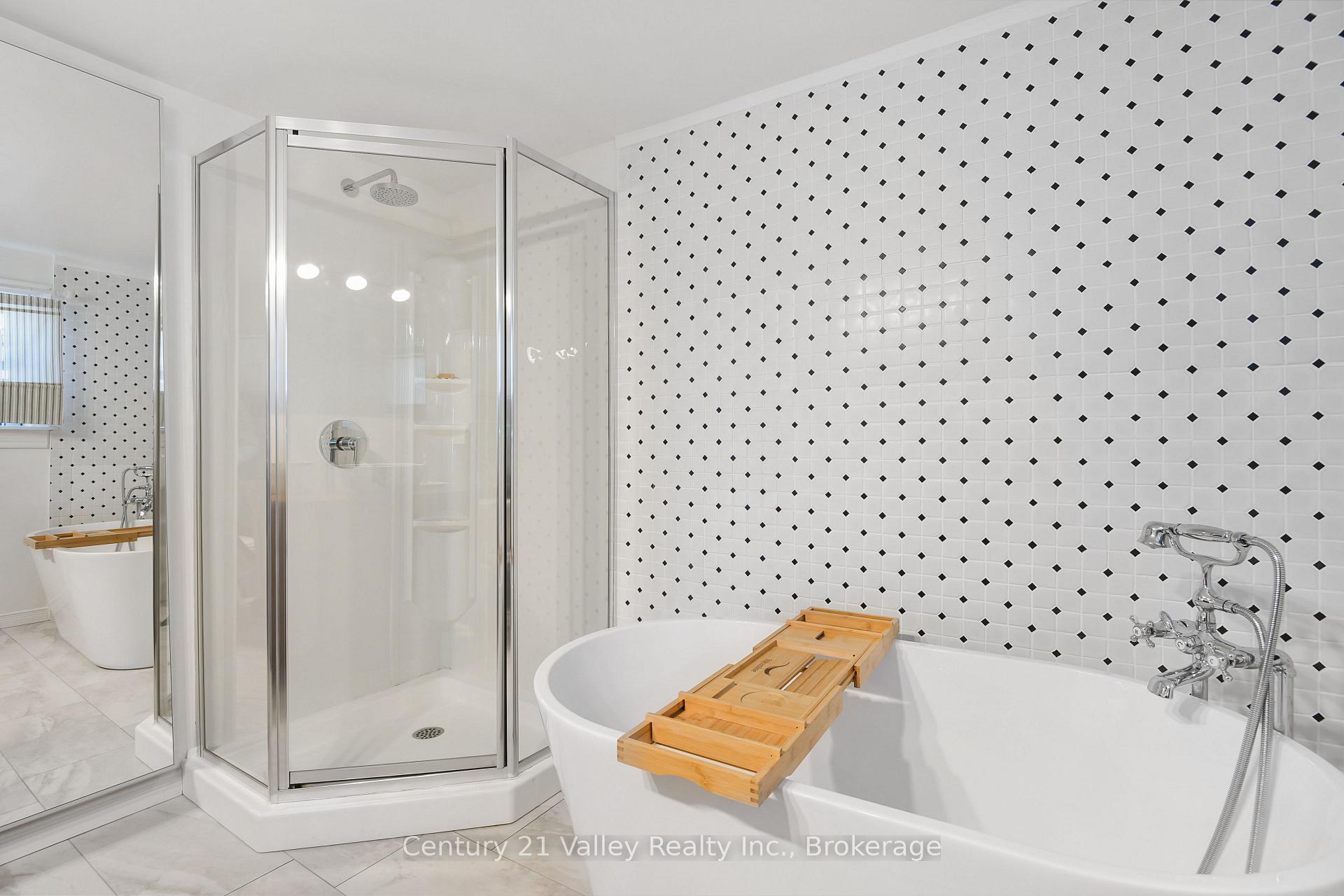 Photo 18 of 338 Barnet Boulevard, Renfrew — HOMEH
